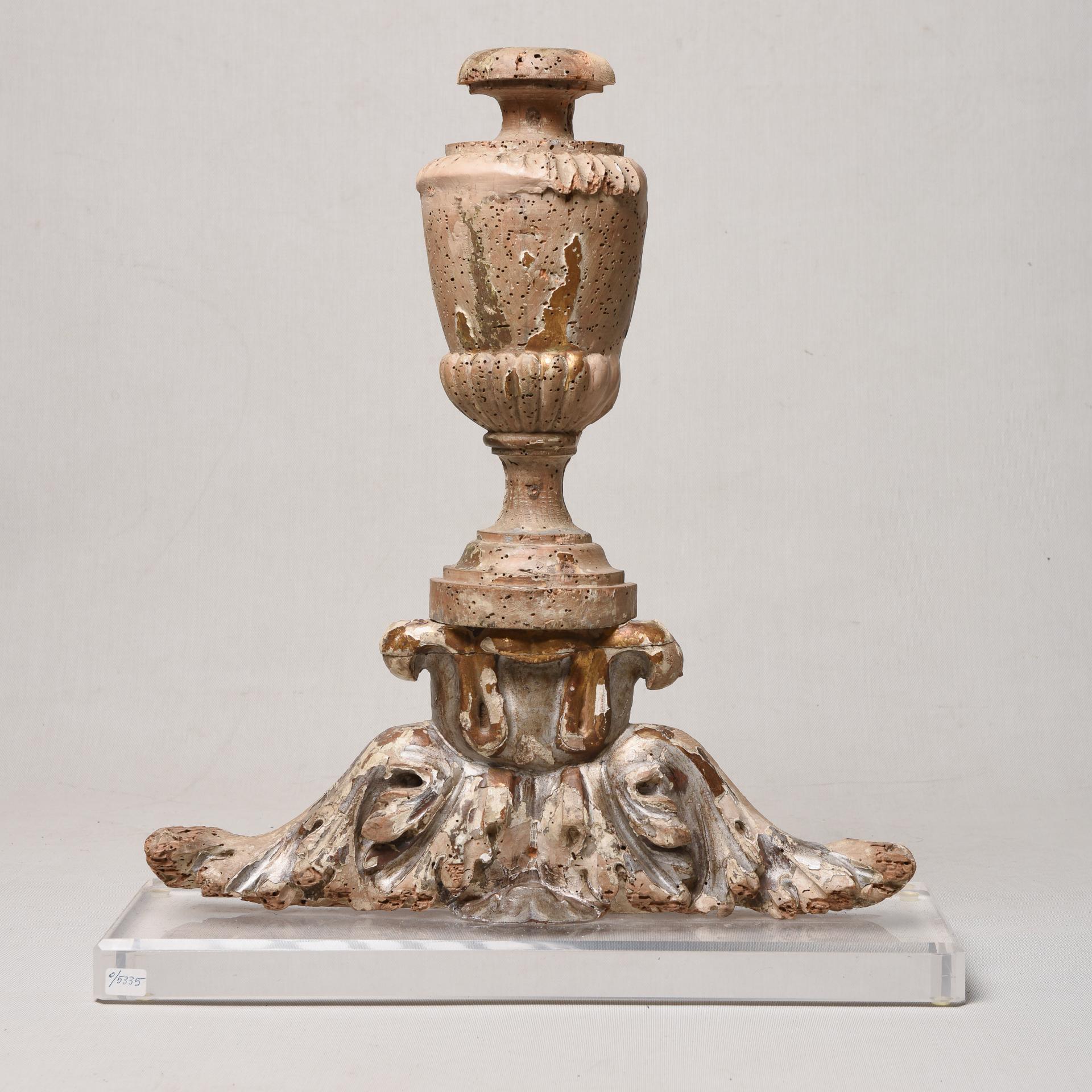 Romano classico Antico fregio italiano in Wood su base in plexi in vendita
