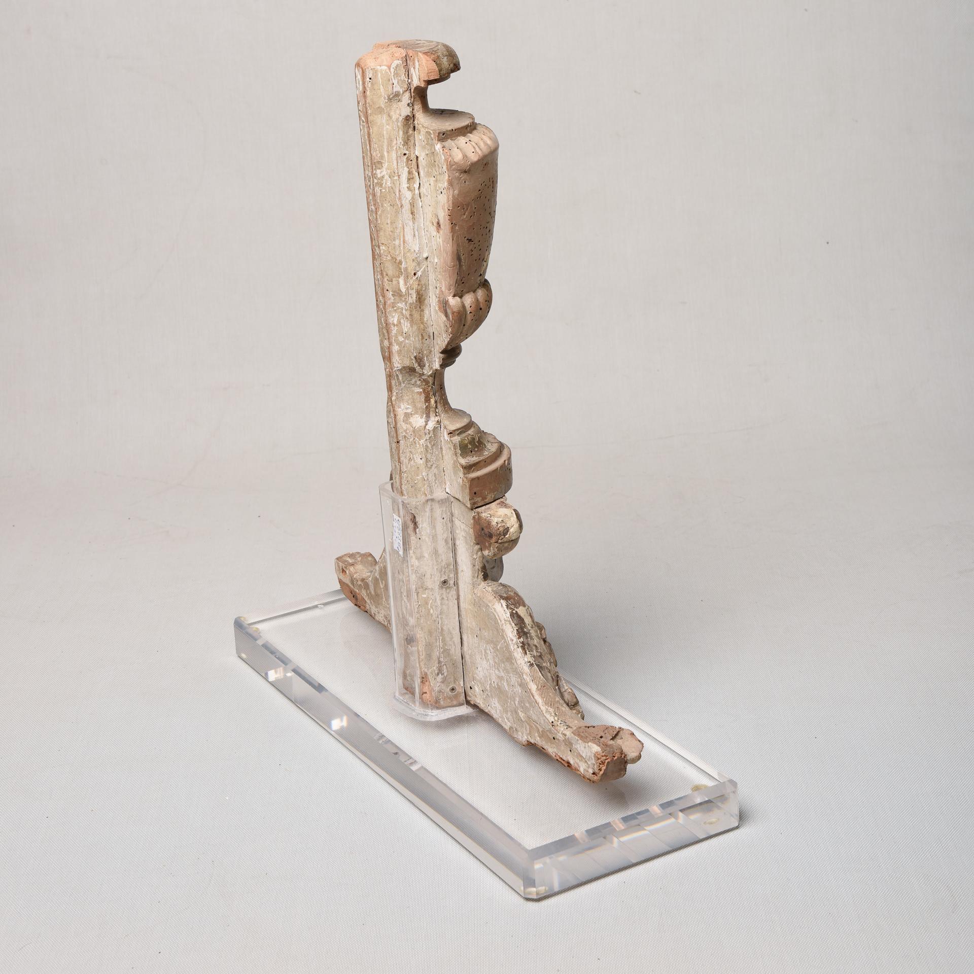 Legno di alberi da frutto Antico fregio italiano in Wood su base in plexi in vendita