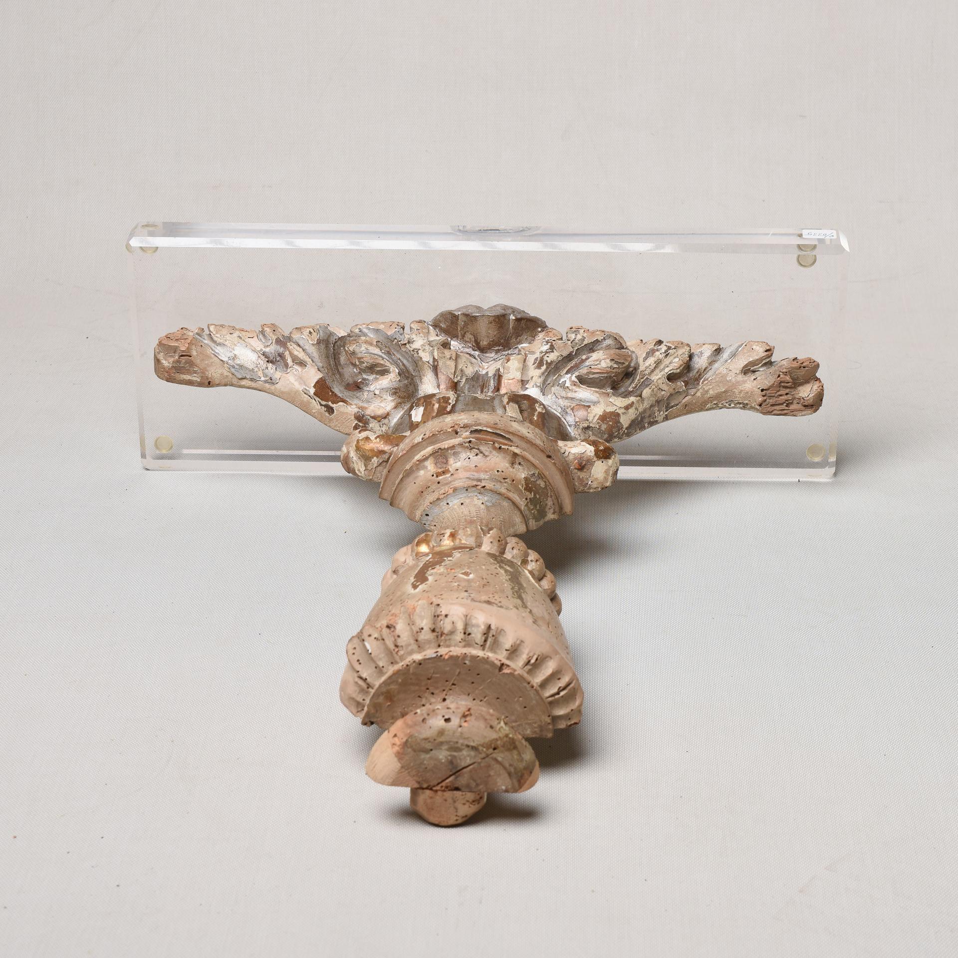 Antico fregio italiano in Wood su base in plexi in vendita 1