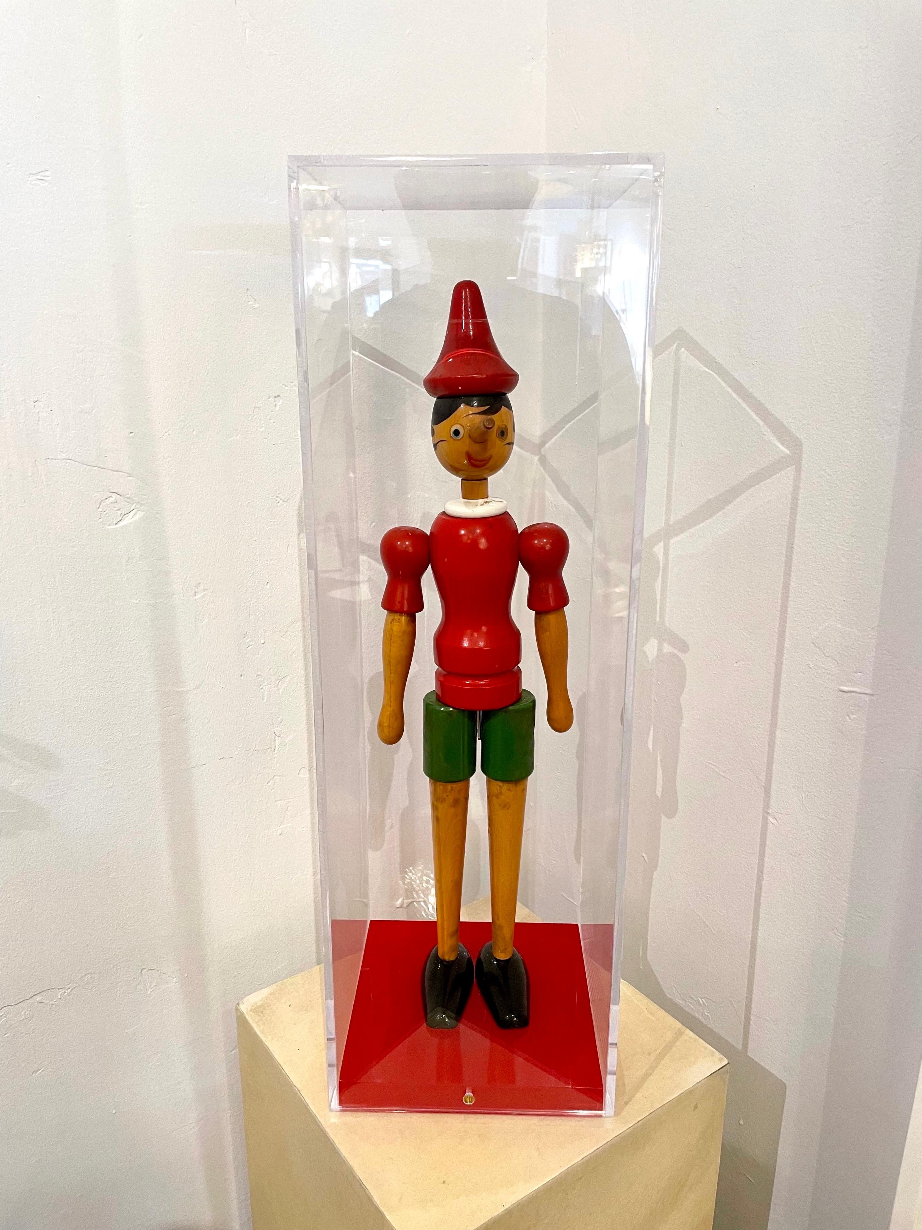 Acrylique Jouet Pinocchio italien ancien en bois dans une boîte d'exposition personnalisée en lucite
