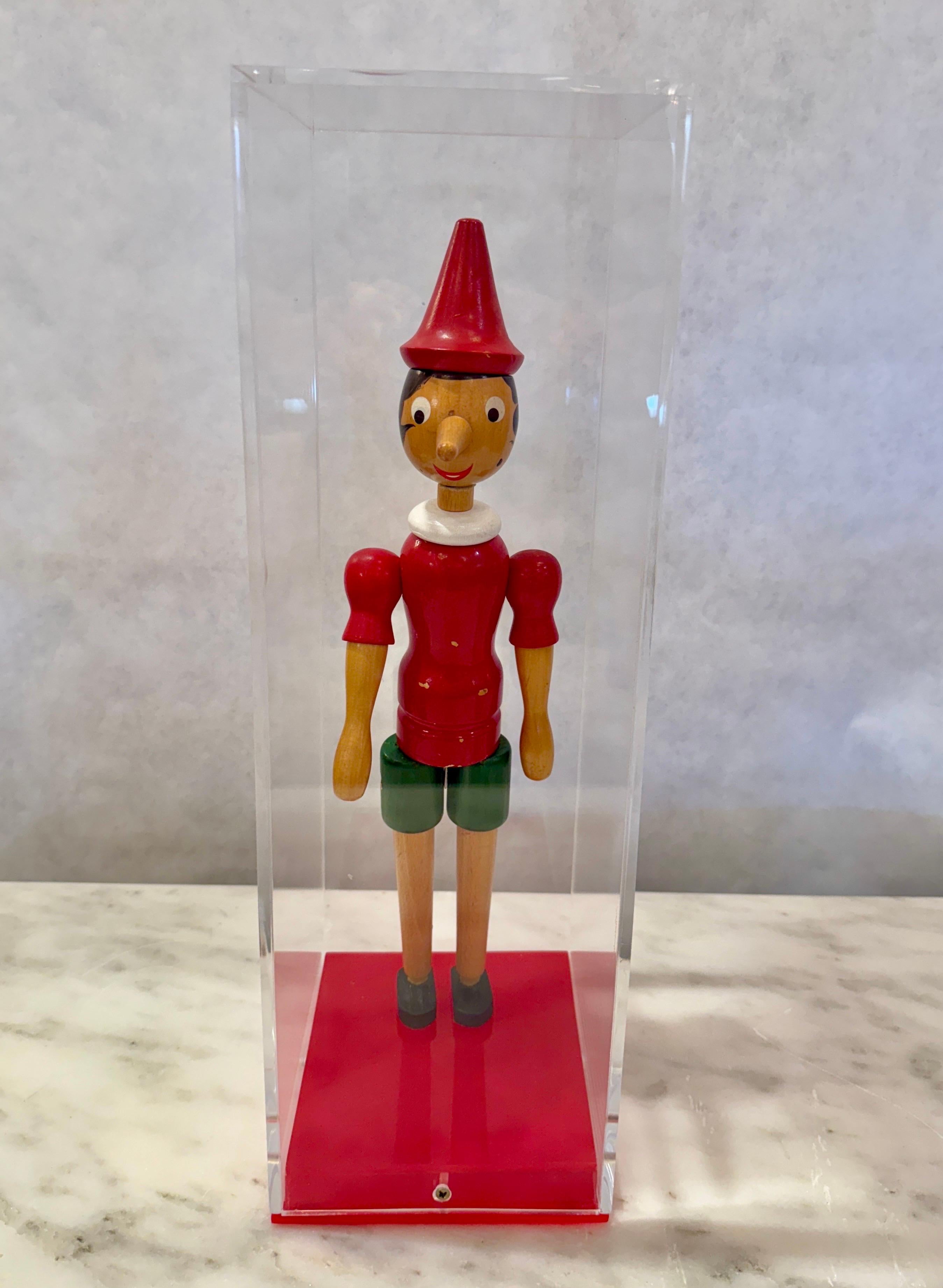 Antiguo juguete italiano Pinocho de madera en caja expositora de Lucite personalizada en venta 3