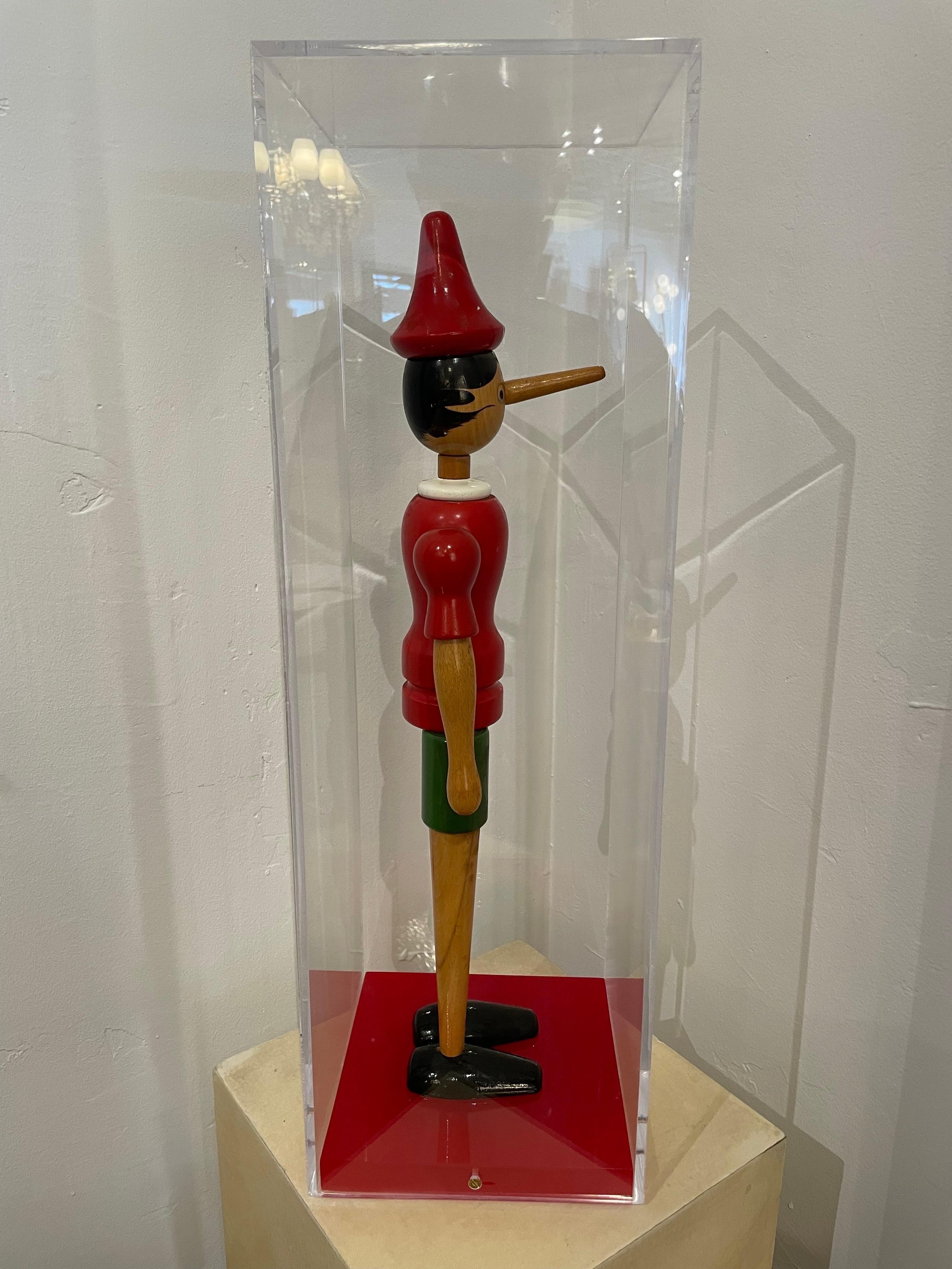 Jouet Pinocchio italien ancien en bois dans une boîte d'exposition personnalisée en lucite 1