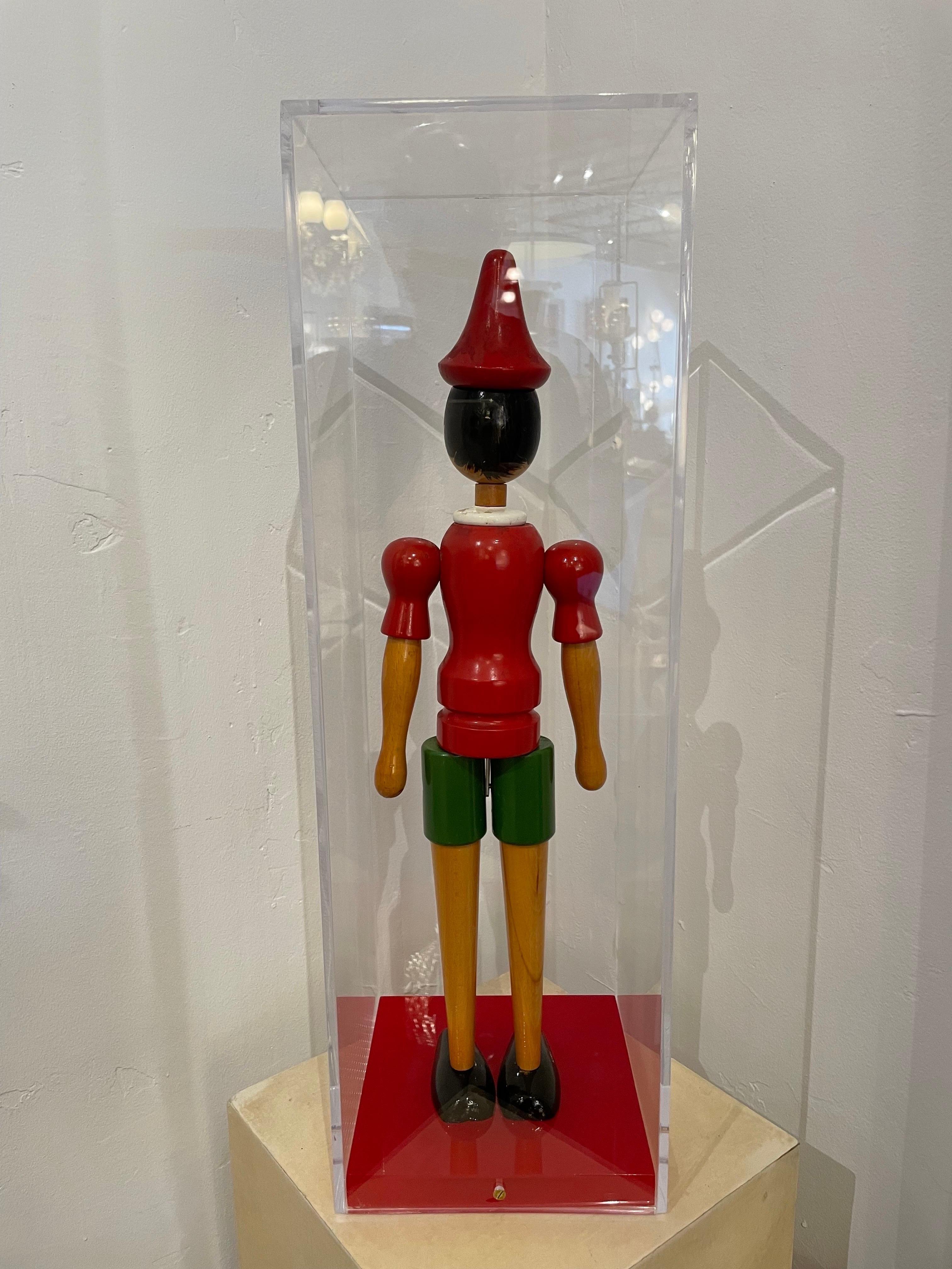 Jouet Pinocchio italien ancien en bois dans une boîte d'exposition personnalisée en lucite 2