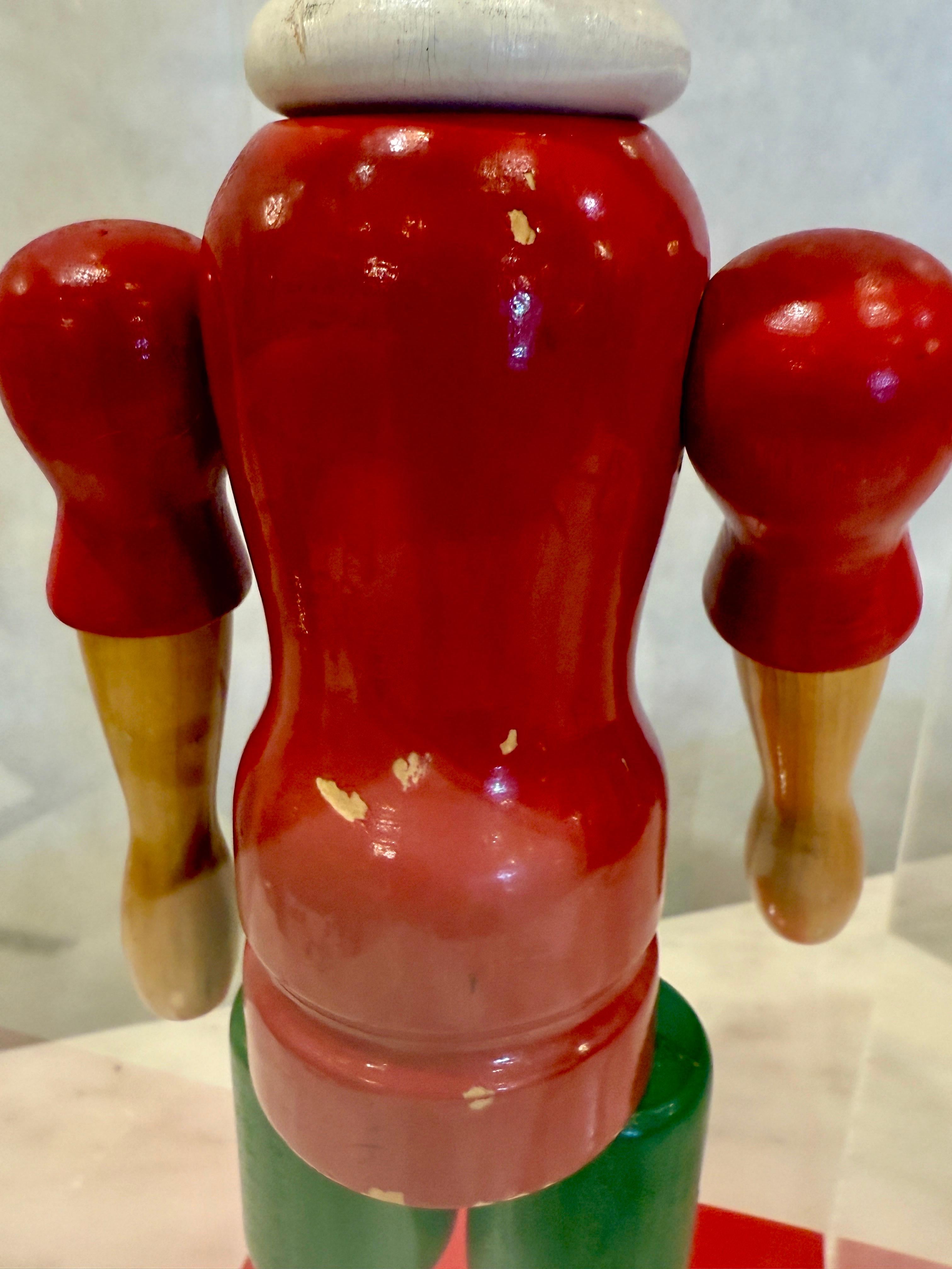 Se trata de una obra maestra en sí misma, tallada y pintada a mano  Juguete de madera articulado de Pinocho, el juguete de madera que se convirtió en un niño de verdad. Este tesoro del tiempo se ha guardado en una caja acrílica hecha a medida con