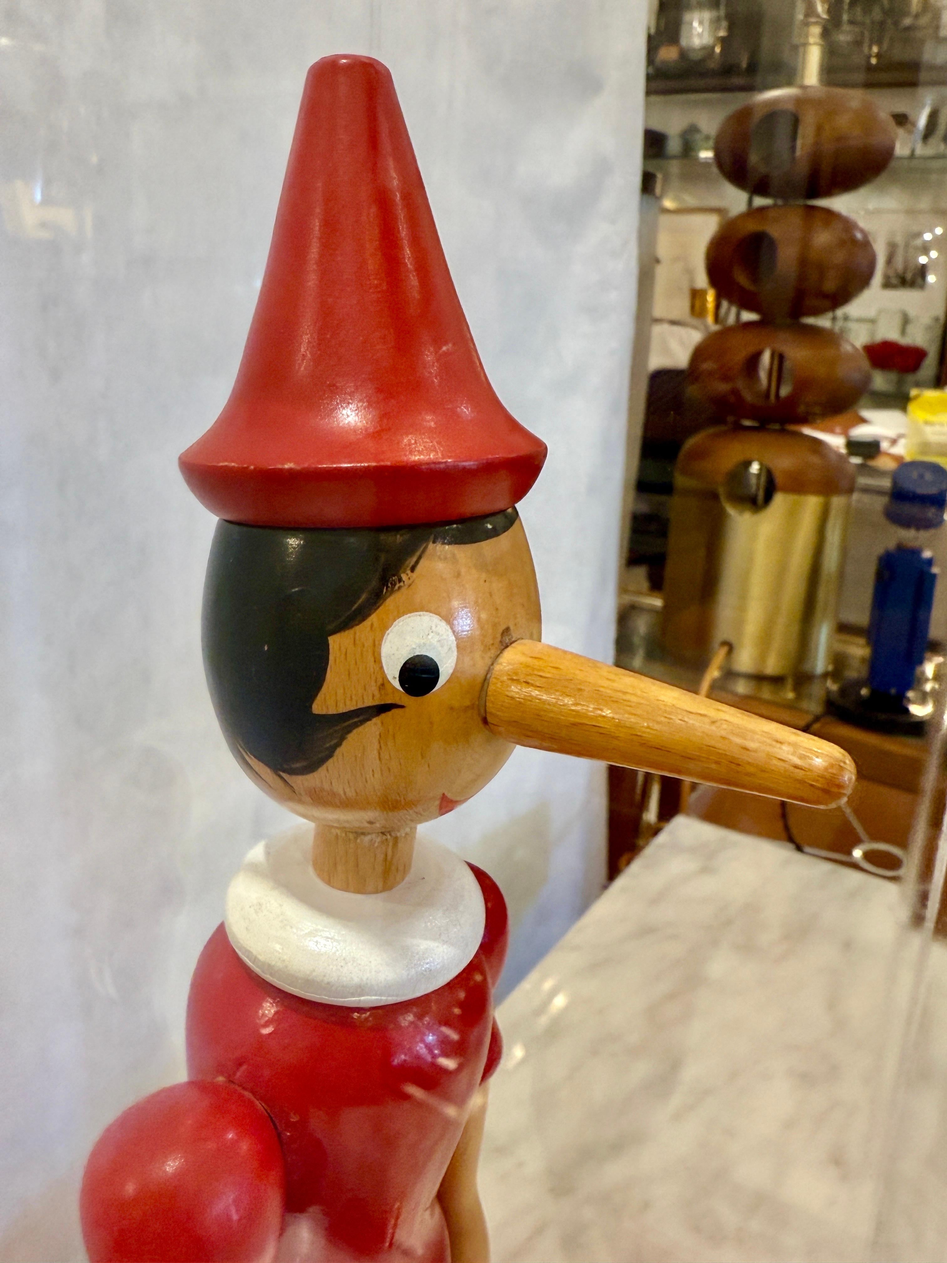 Antiguo juguete italiano Pinocho de madera en caja expositora de Lucite personalizada Italiano en venta