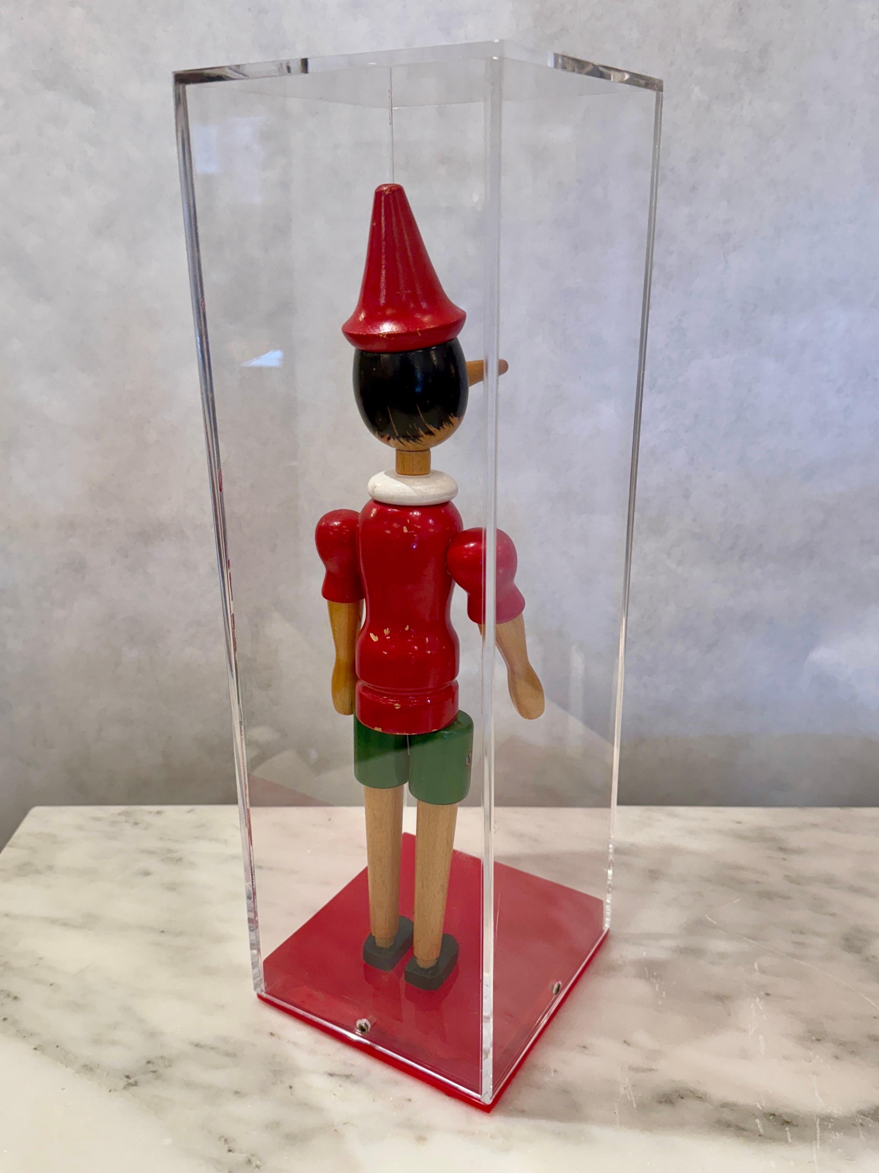 Antiguo juguete italiano Pinocho de madera en caja expositora de Lucite personalizada Pintado a mano en venta