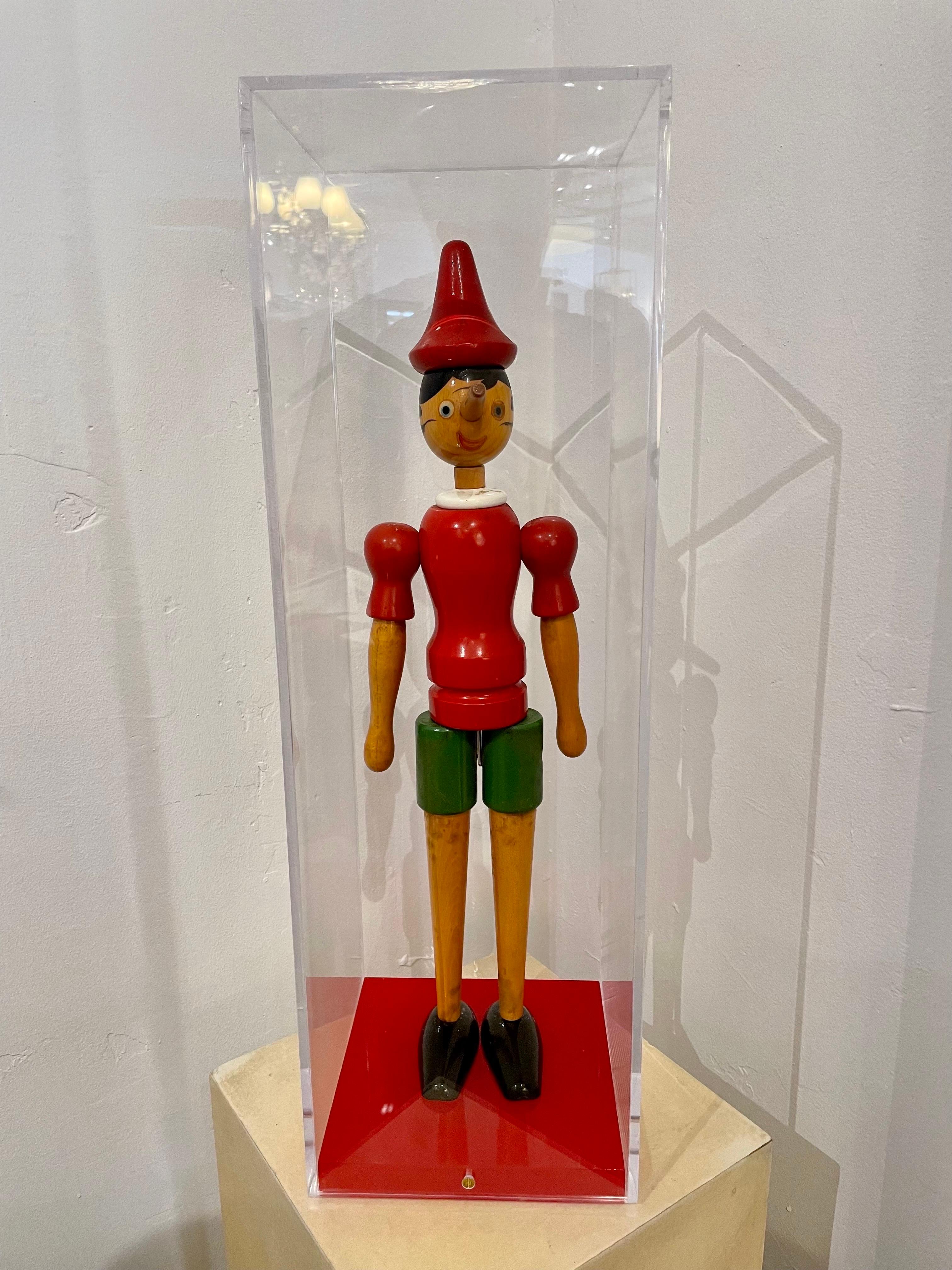 Artisanat Jouet Pinocchio italien ancien en bois dans une boîte d'exposition personnalisée en lucite