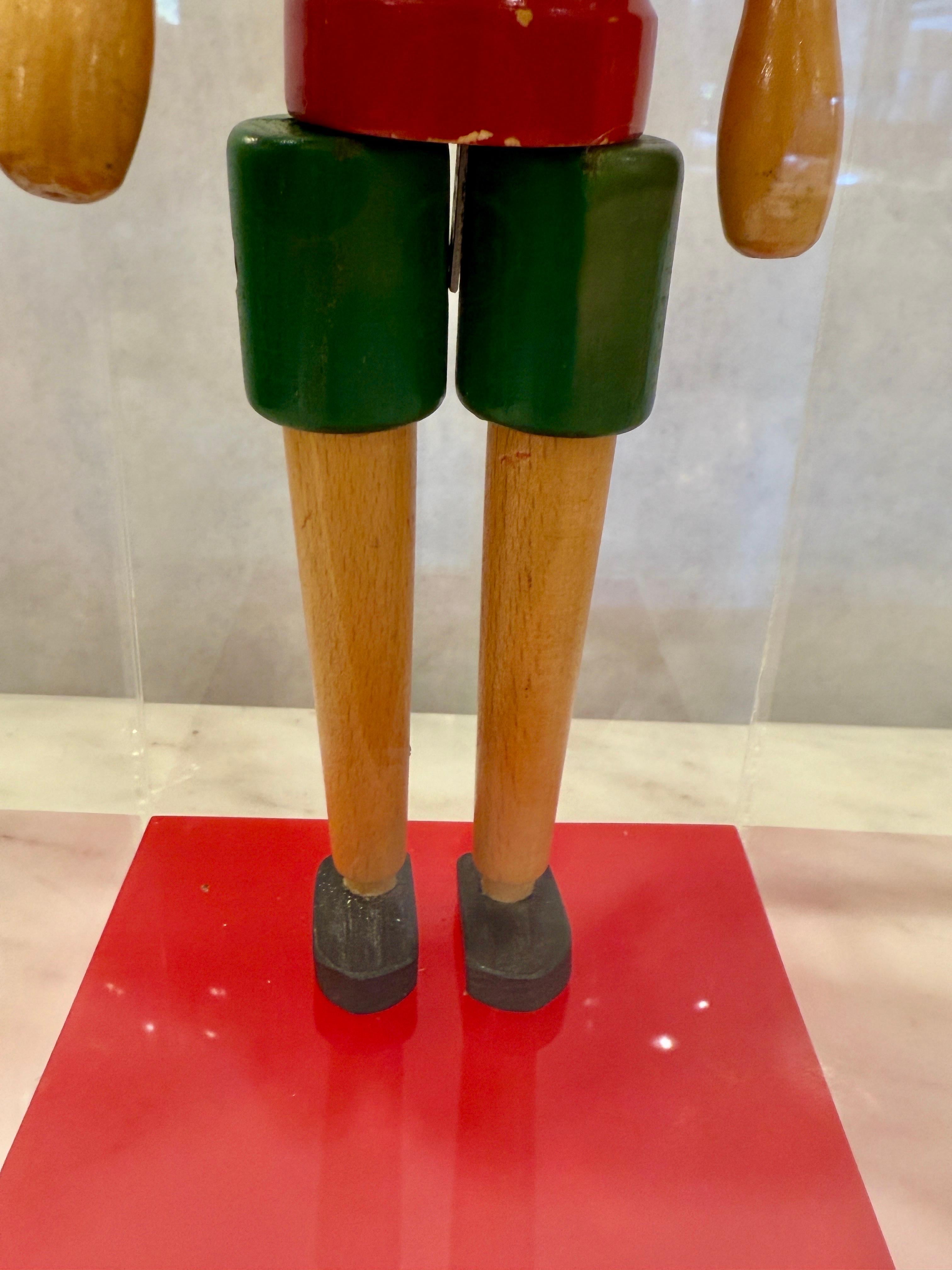 Antiguo juguete italiano Pinocho de madera en caja expositora de Lucite personalizada en Bueno estado para la venta en North Miami, FL