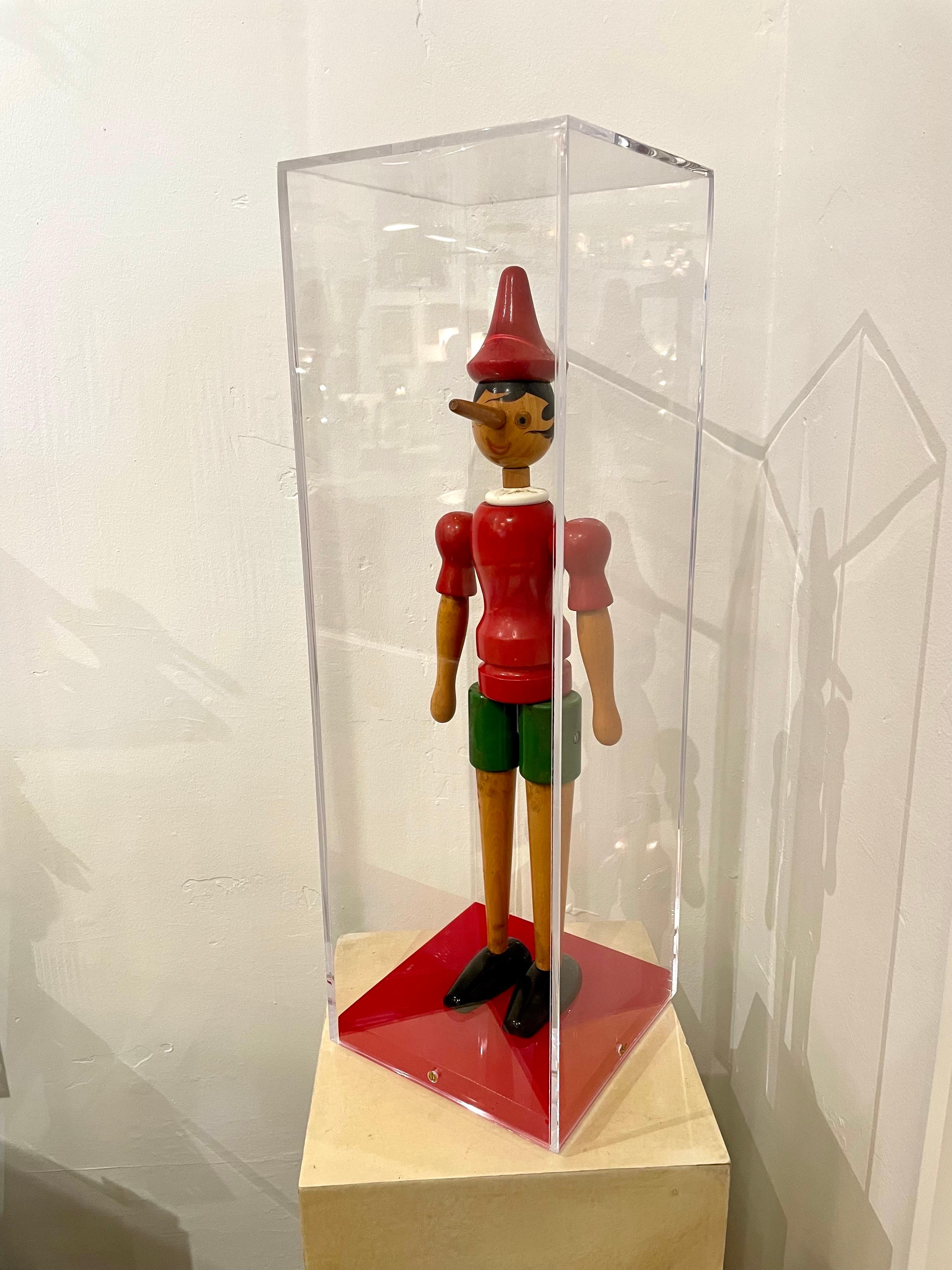 Peint à la main Jouet Pinocchio italien ancien en bois dans une boîte d'exposition personnalisée en lucite