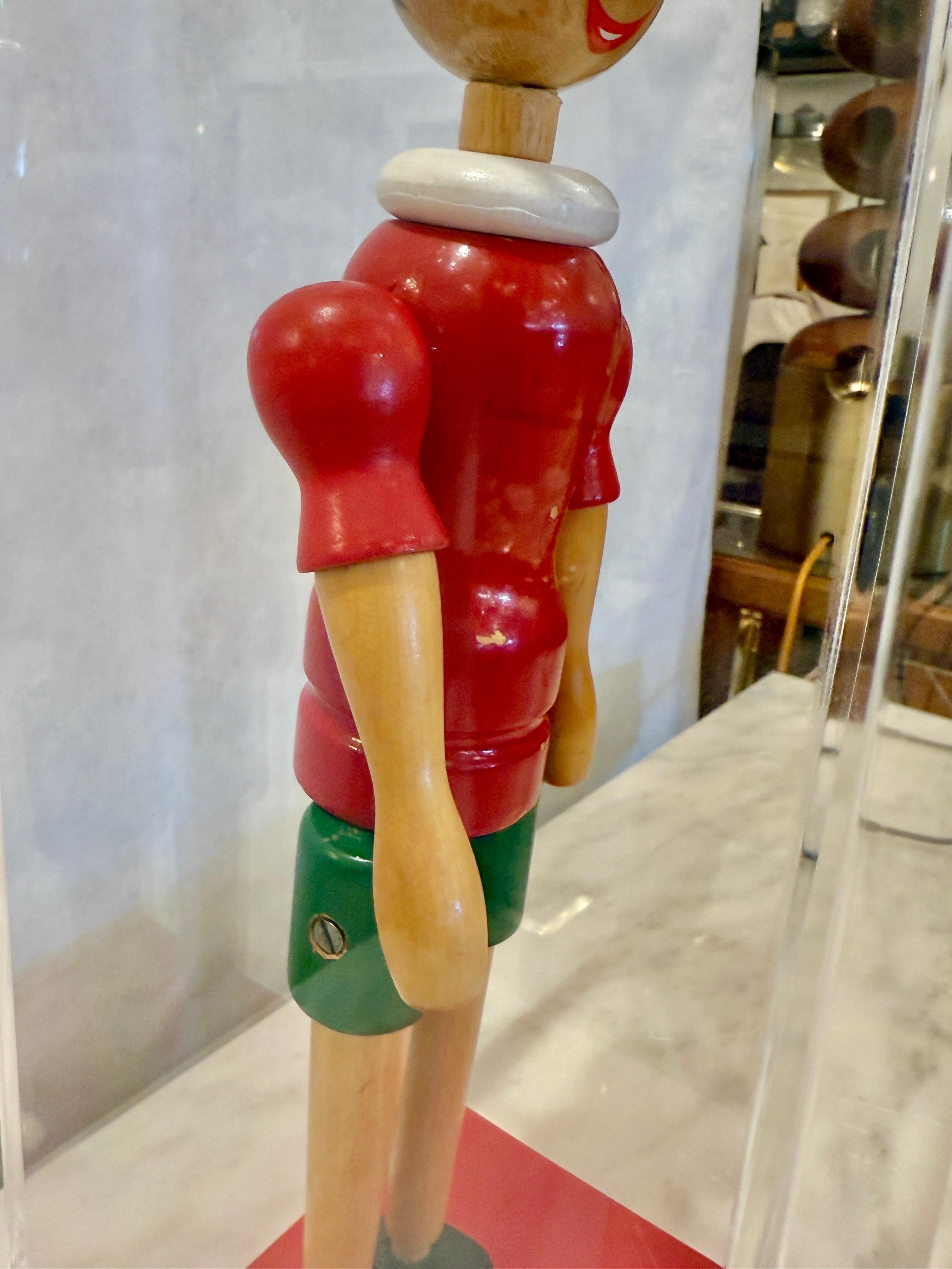 Antiguo juguete italiano Pinocho de madera en caja expositora de Lucite personalizada mediados del siglo XX en venta