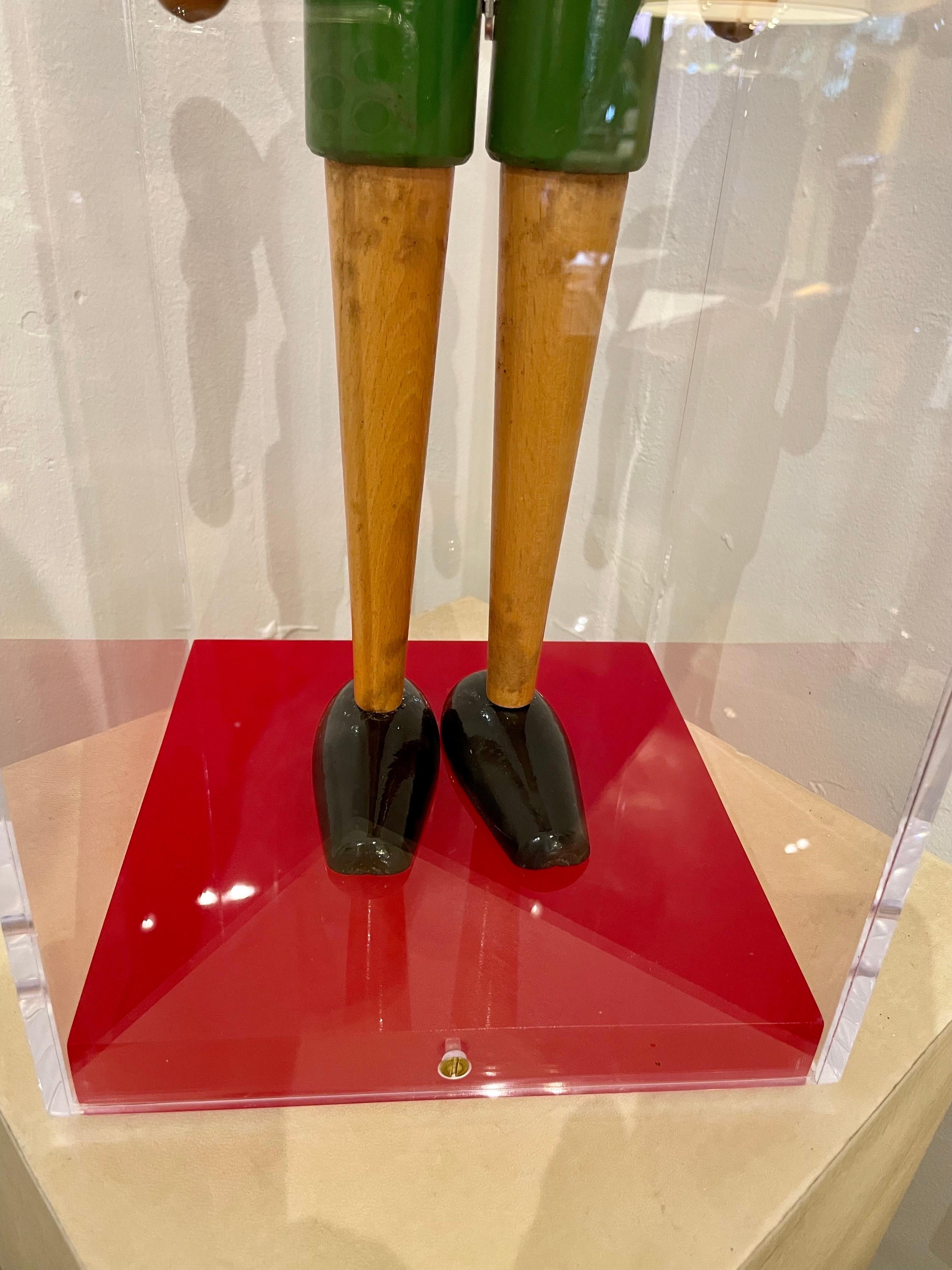 Jouet Pinocchio italien ancien en bois dans une boîte d'exposition personnalisée en lucite Bon état à North Miami, FL