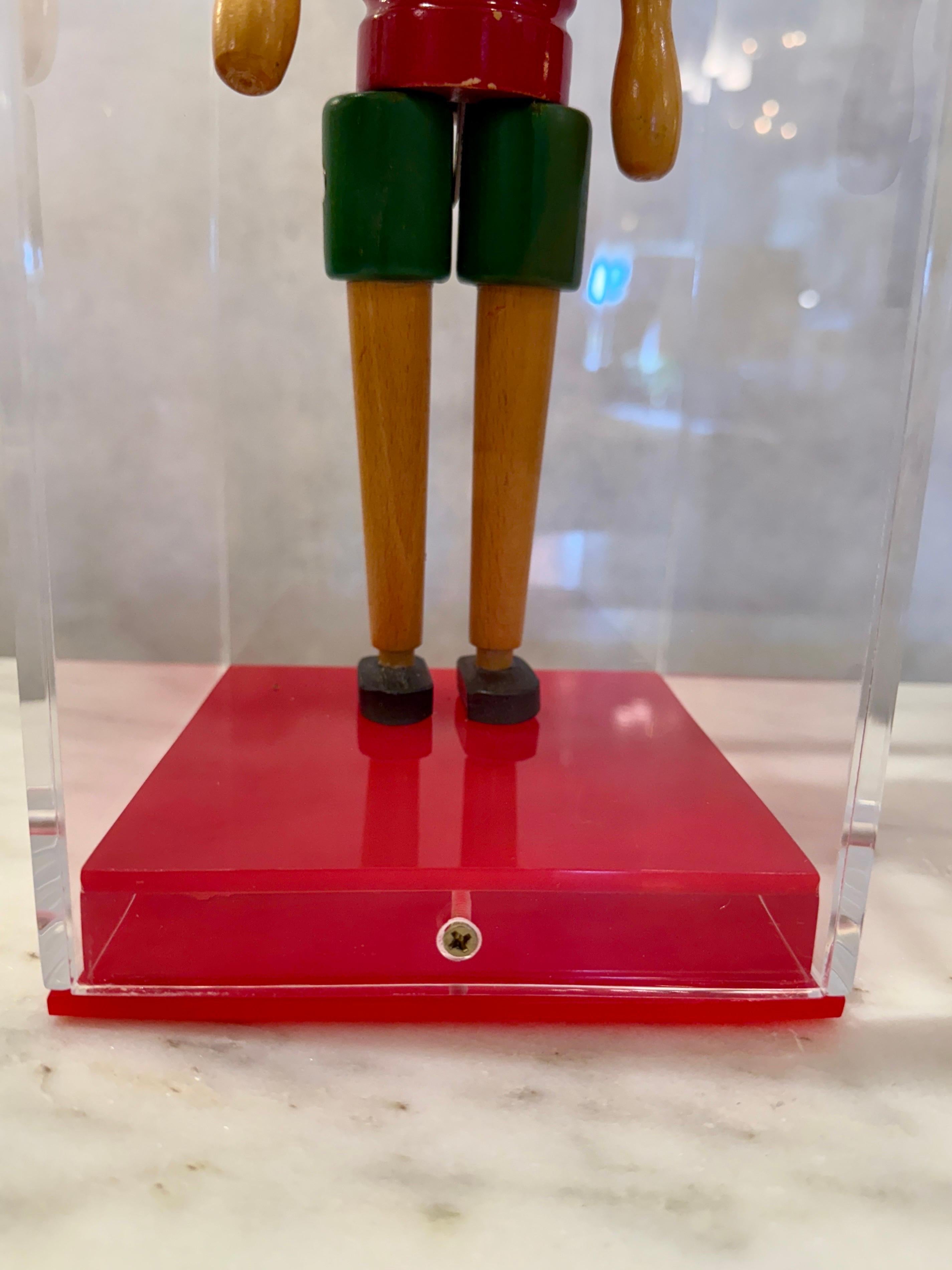 Antiguo juguete italiano Pinocho de madera en caja expositora de Lucite personalizada Acrílico en venta