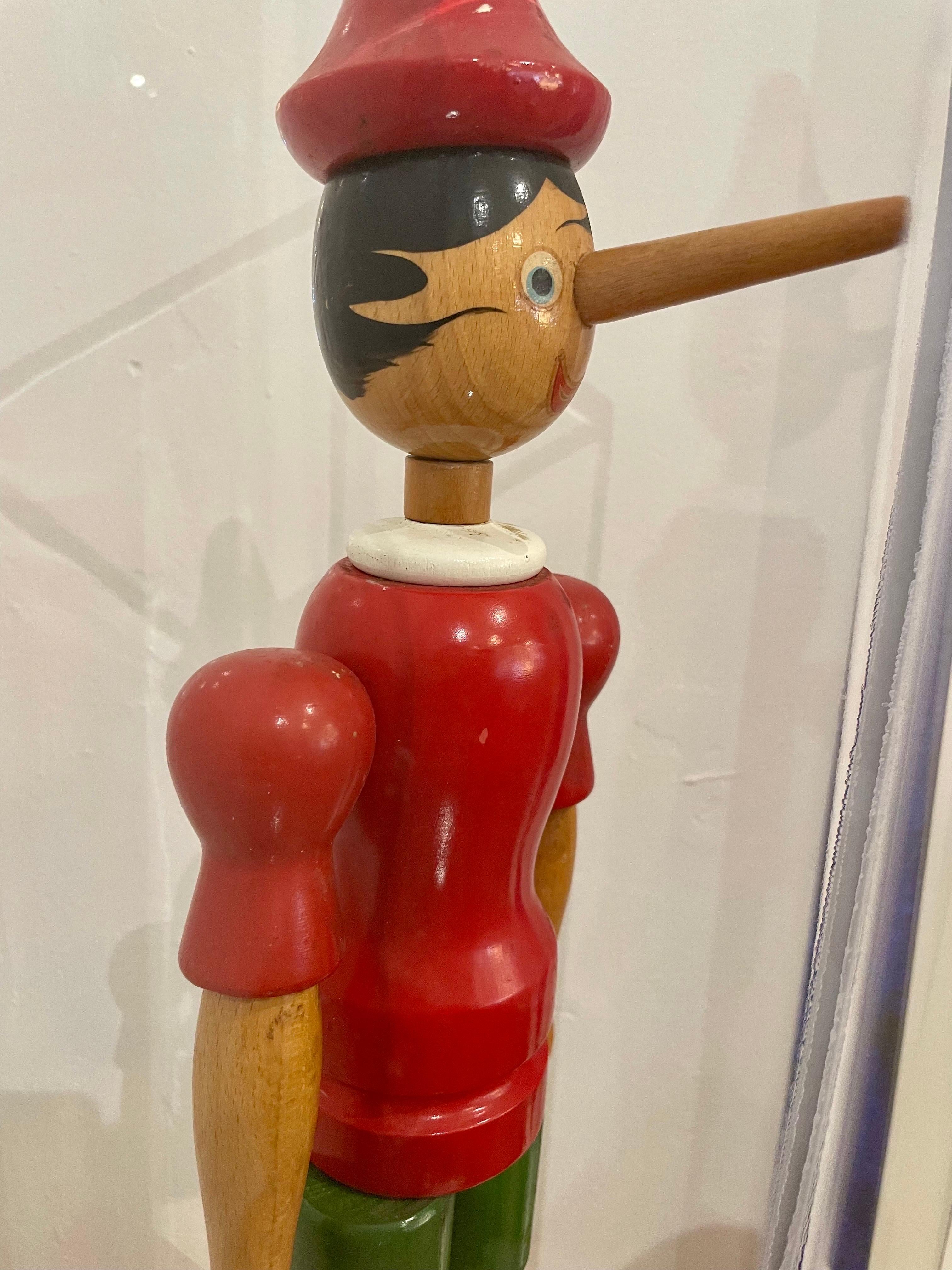 Milieu du XXe siècle Jouet Pinocchio italien ancien en bois dans une boîte d'exposition personnalisée en lucite