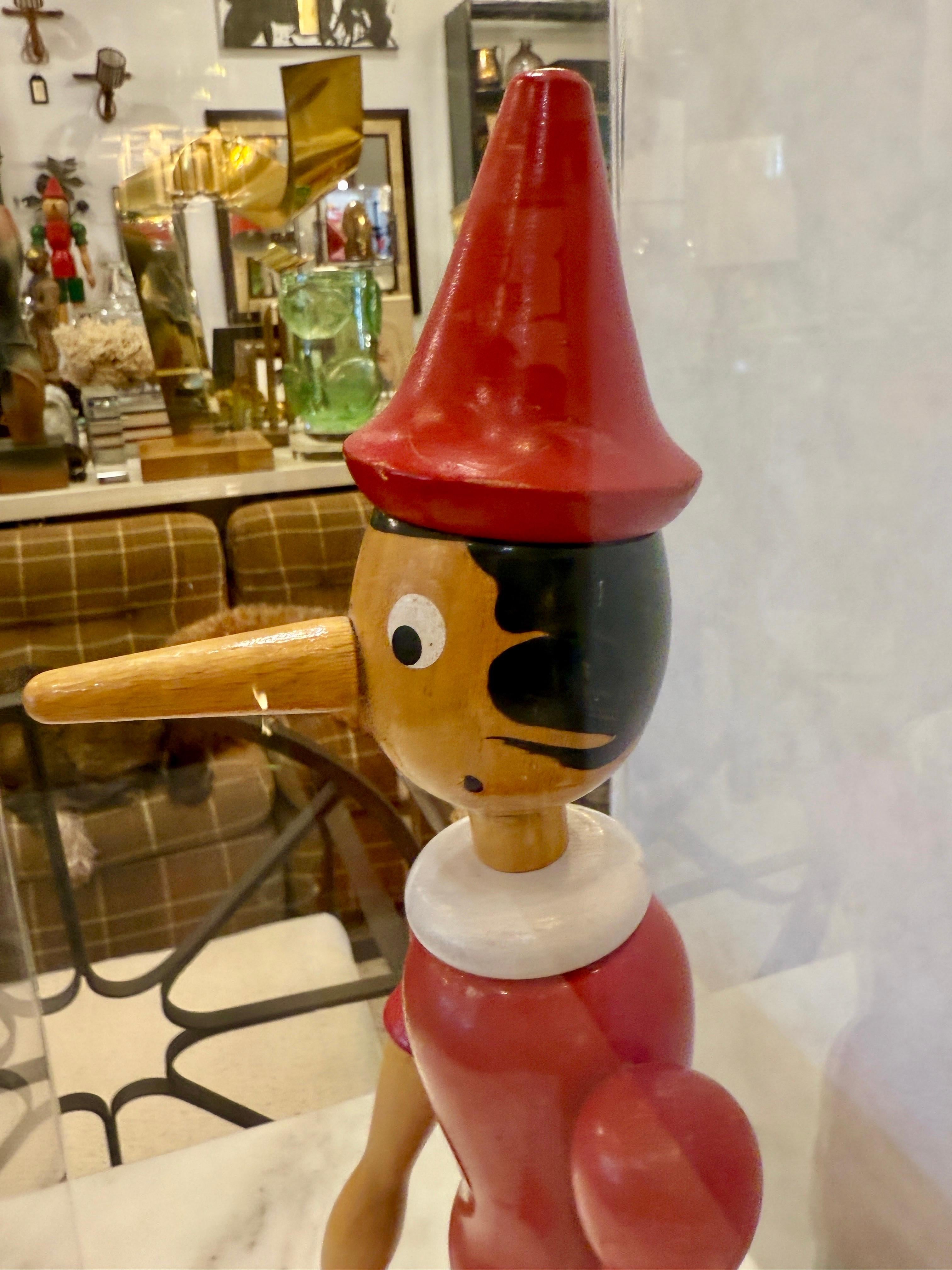 Antiguo juguete italiano Pinocho de madera en caja expositora de Lucite personalizada en venta 1