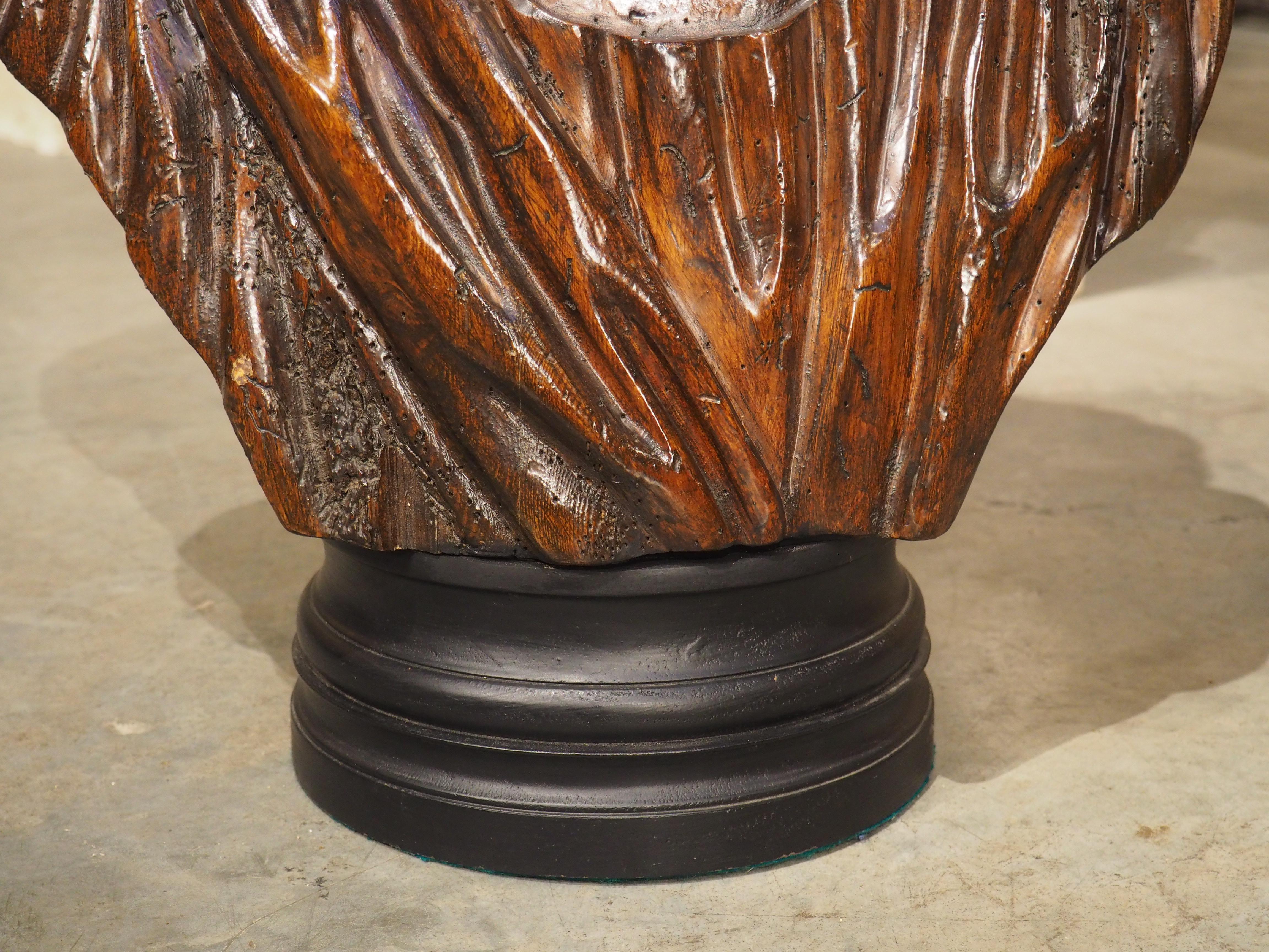 Nach der berühmten Marmorstatue des Apollo Belvedere (aus Rom, Mitte des 2. Jahrhunderts) wurde diese Holzbüste des römisch-griechischen Gottes in den 1800er Jahren in Italien handgeschnitzt. Der Marmor selbst gilt als Kopie einer Originalbronze von