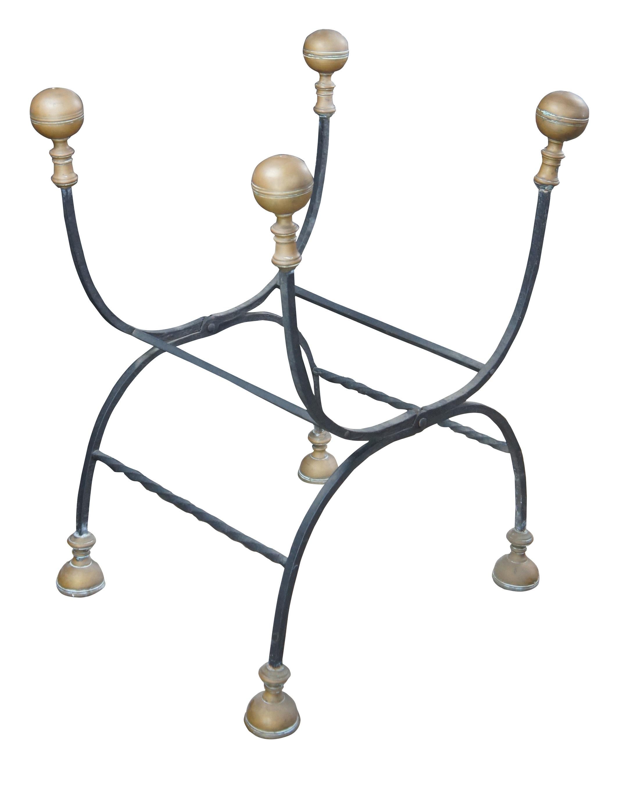 Sedia barocca italiana Savonarola Curule della fine del XIX secolo.  Presenta una struttura pieghevole a X in ferro battuto con accenti ritorti, piedini a tazza in ottone e terminali a palla di cannone.  Originariamente era dotato di un sedile in