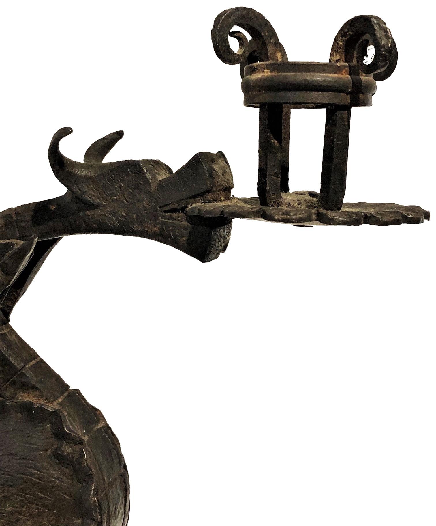 Antiker italienischer schmiedeeiserner Drachen-Kerzenhalter, XIX. Jahrhundert (Mittelalterlich) im Angebot