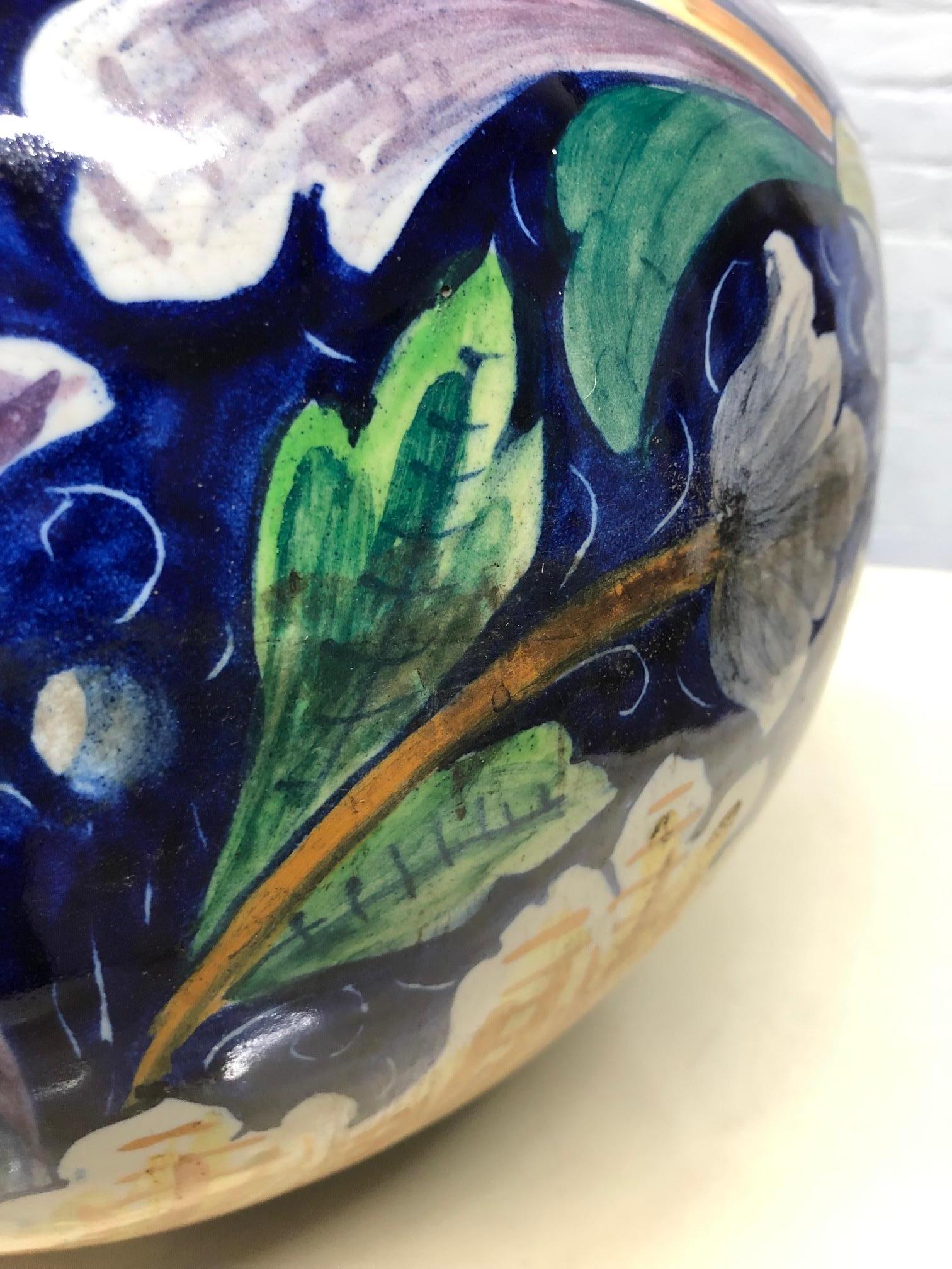 Antikes italienisches schmiedeeisernes Pflanzgefäß mit handbemalter Majolika-Vase im Angebot 4