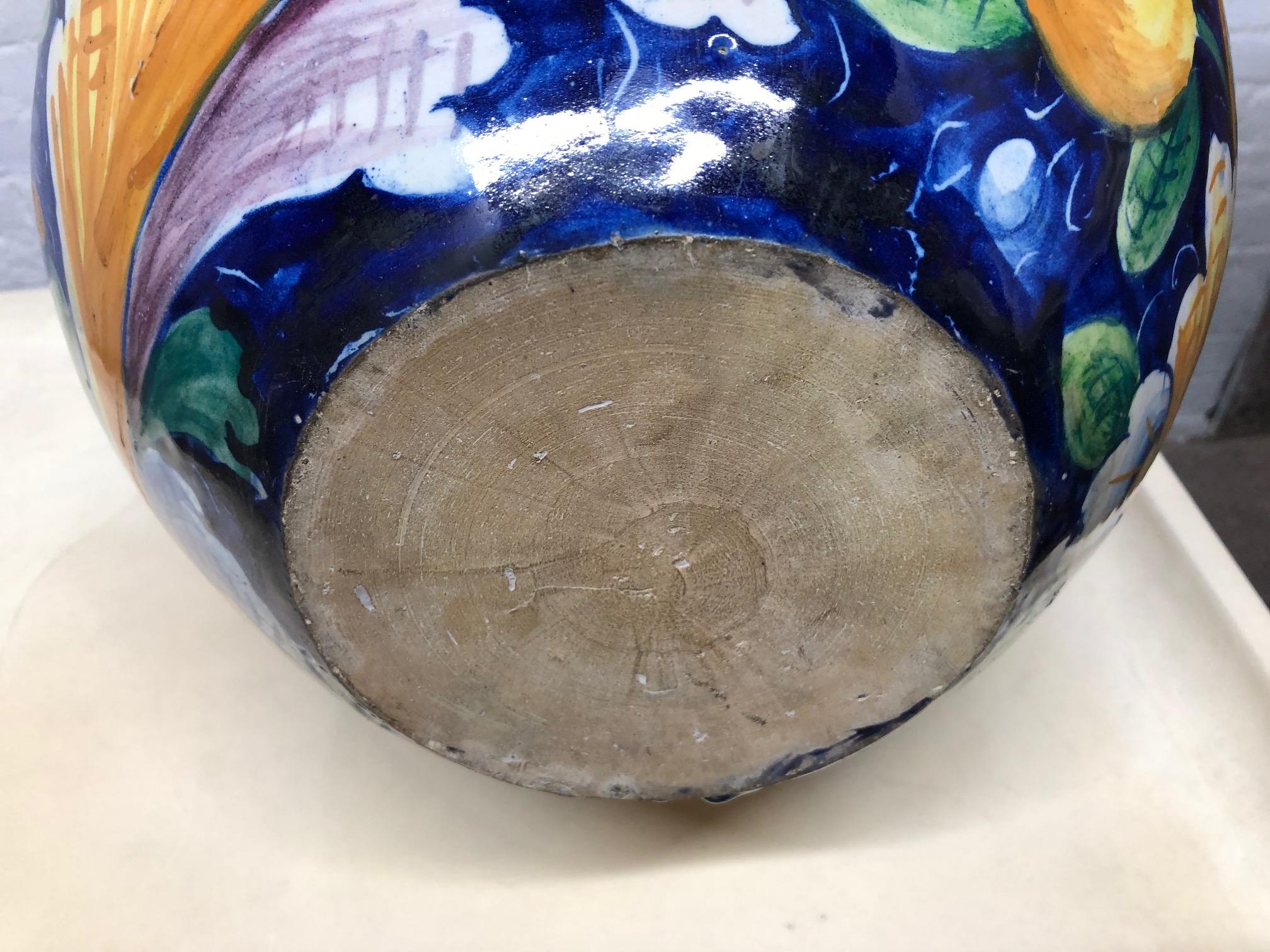 Antikes italienisches schmiedeeisernes Pflanzgefäß mit handbemalter Majolika-Vase im Angebot 5