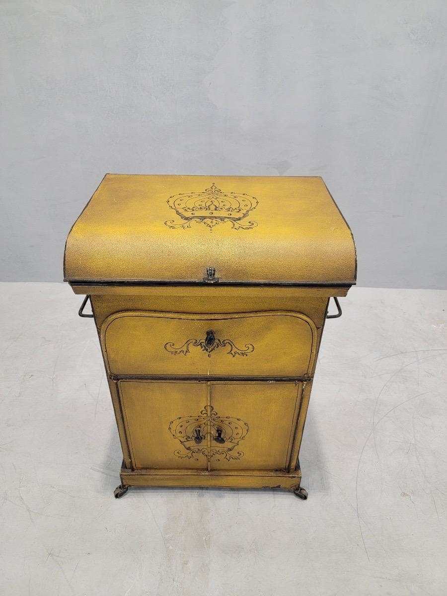 Antique Italian Yellow Metal Wash Stand  In Good Condition For Sale In Chicago, IL