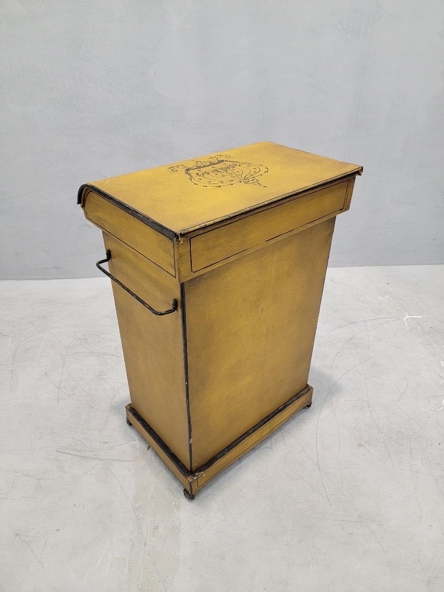 Antique Italian Yellow Metal Wash Stand  For Sale 4