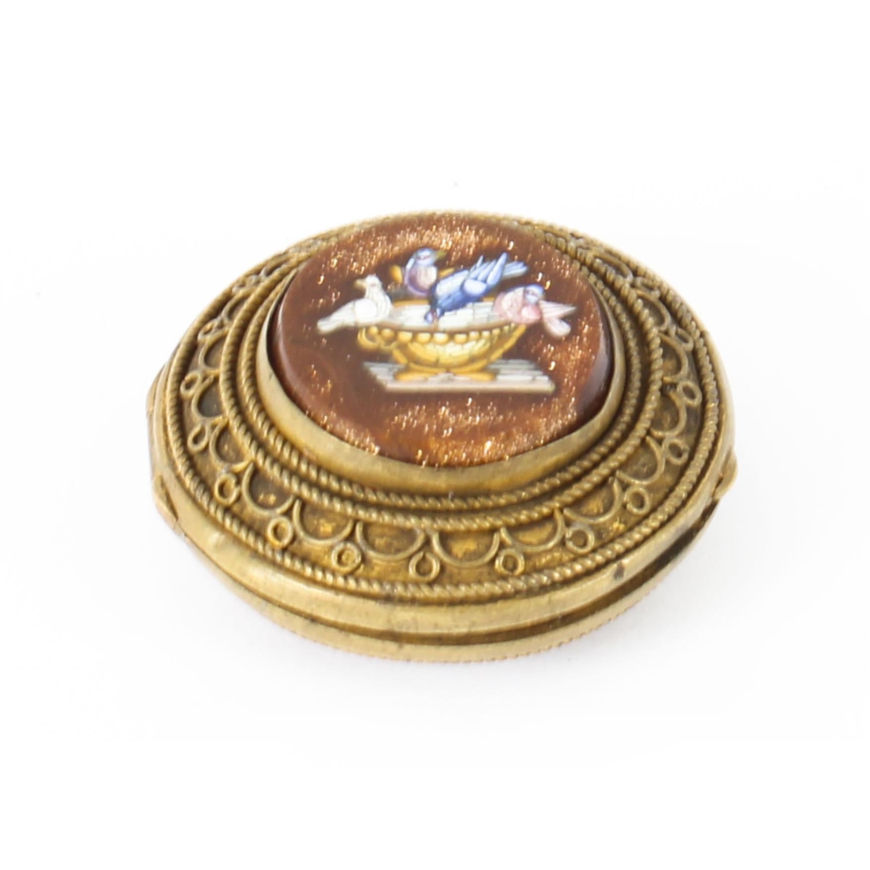 Antique Italianate Micromosaic Round Ormolu Pill Box the Pliny's Doves In Good Condition In London, GB