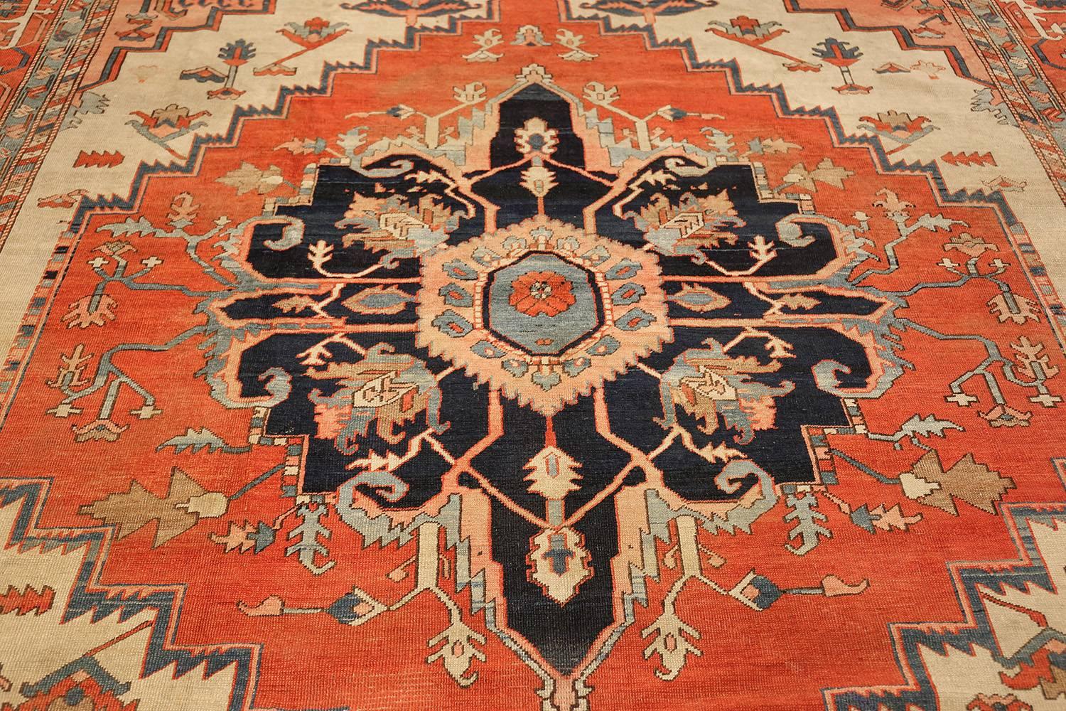 20th Century Antique Ivory Background Serapi Persian Rug. 9 ft 2 in x 12 ft 1 in  For Sale