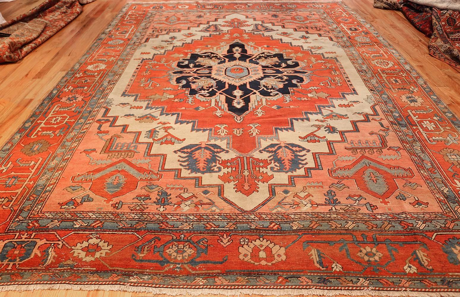 Antique Ivory Background Serapi Persian Rug. 9 ft 2 in x 12 ft 1 in  For Sale 2