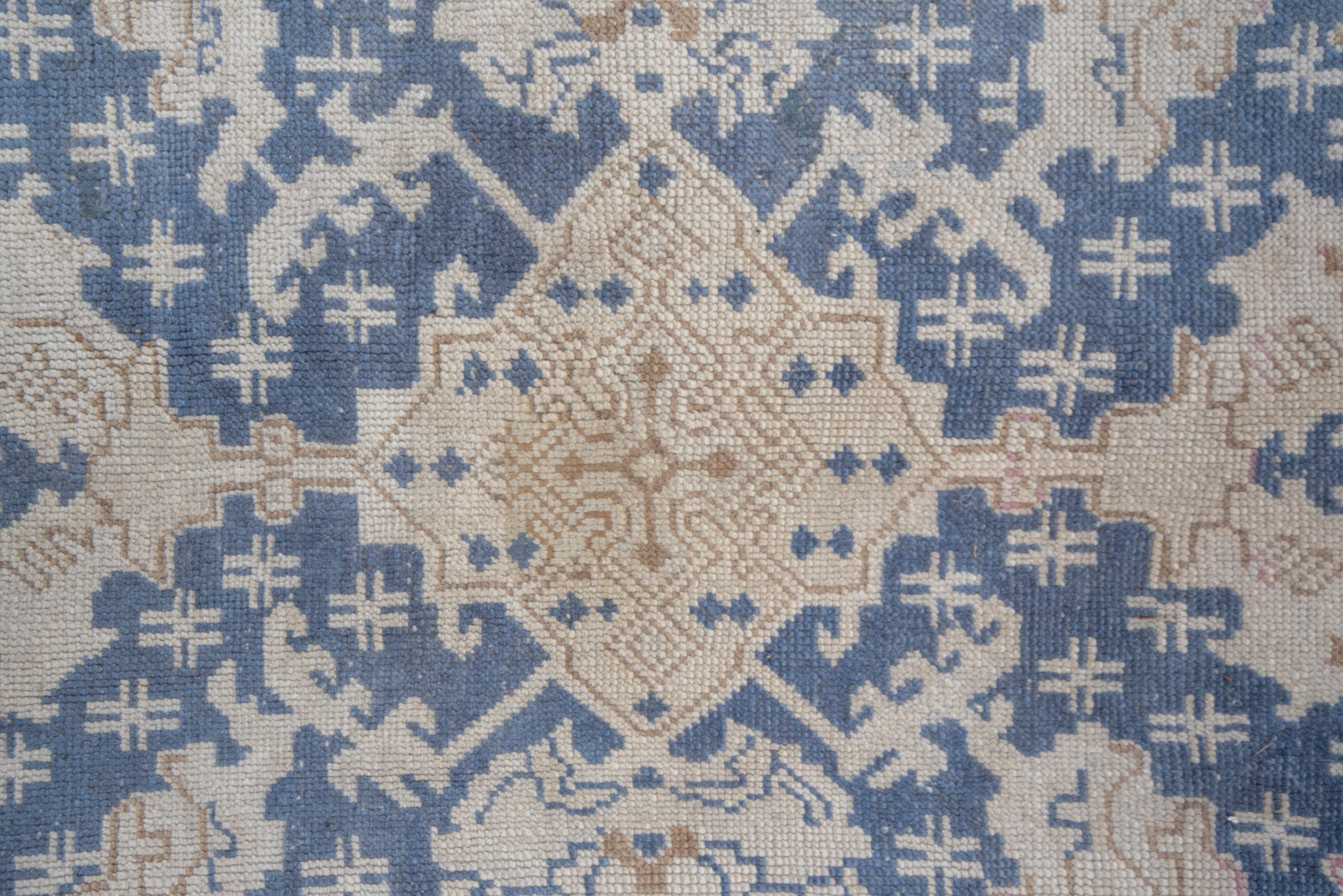 Noué à la main Tapis turc antique Oushak ivoire et bleu, vers les années 1910 en vente
