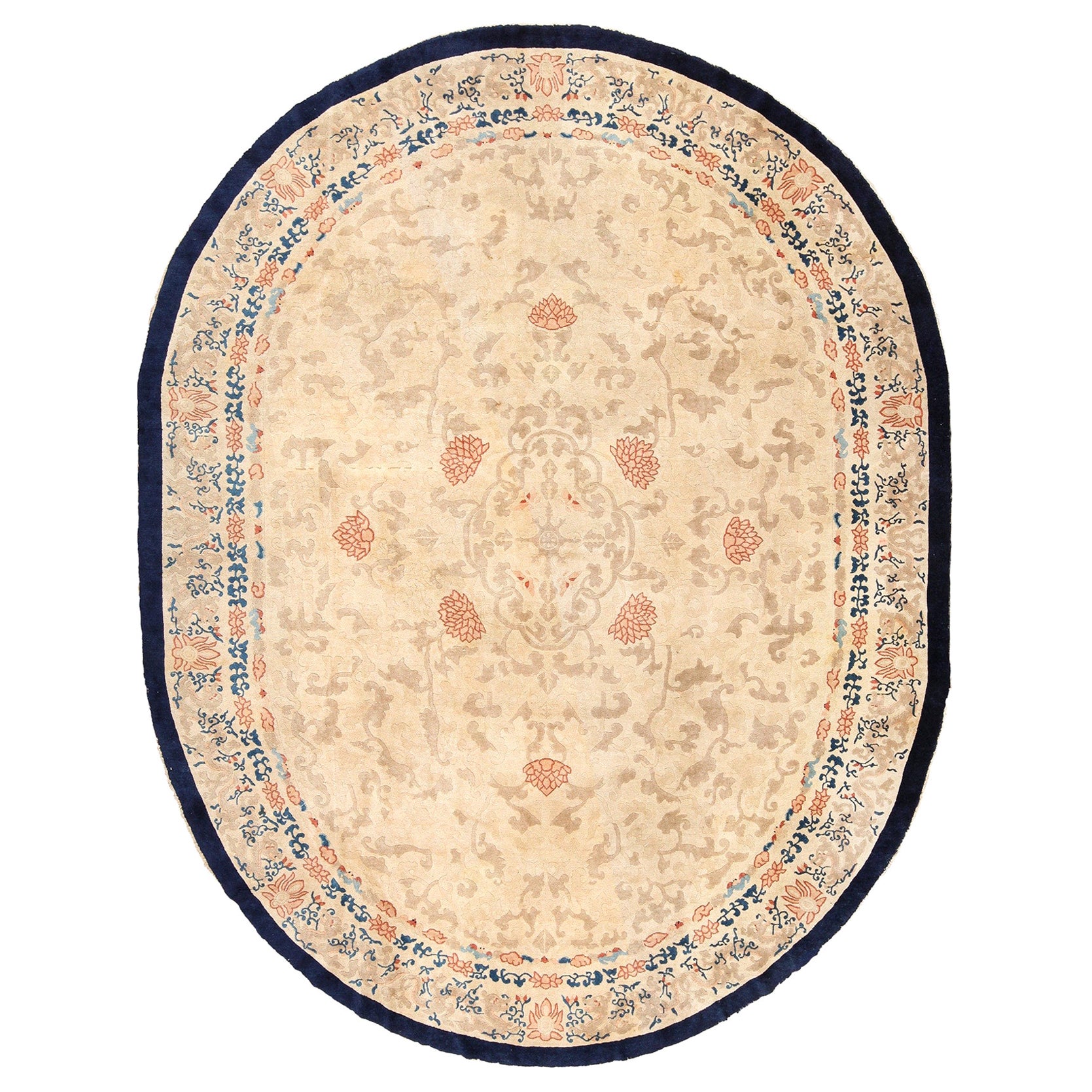 Antiker elfenbeinfarbener chinesischer Teppich mit Cloud Band Hintergrund. 9 ft x 11 ft 7 in im Angebot