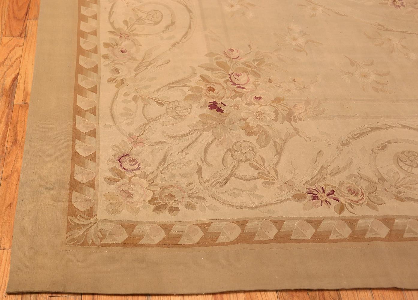 Antique Ivory French Aubusson Rug. Size: 10 ft x 13 ft 6 in  In Good Condition For Sale In New York, NY