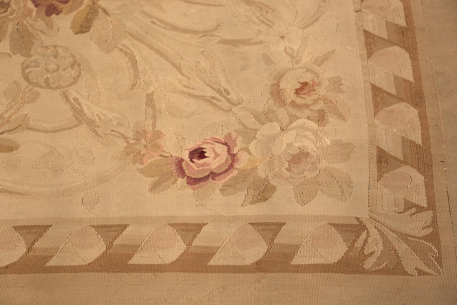 20th Century Antique Ivory French Aubusson Rug. Size: 10 ft x 13 ft 6 in  For Sale
