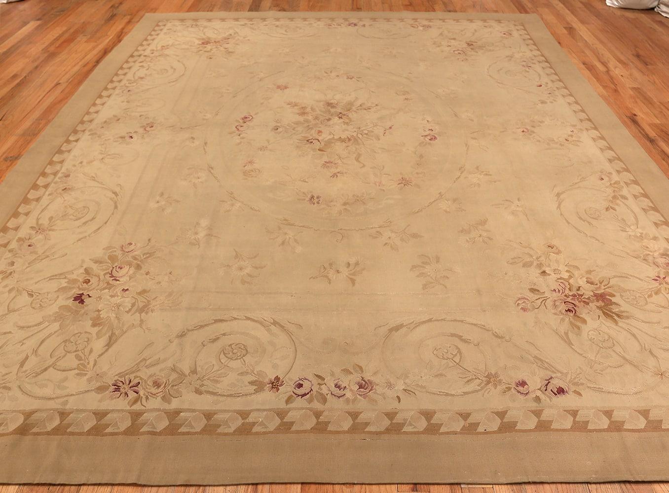 Antiker elfenbeinfarbener französischer Aubusson-Teppich. Größe: 3,048 m x 4,15 m  im Angebot 1