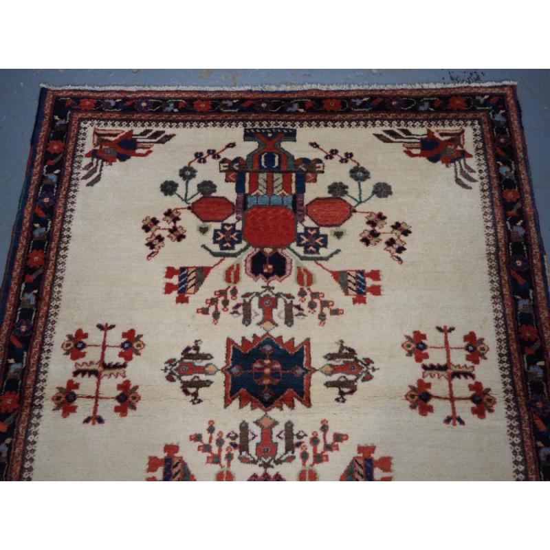 Antiker Afshar-Teppich mit elfenbeinfarbenem Grund und Vasendesign, um 1920 (Unbekannt) im Angebot