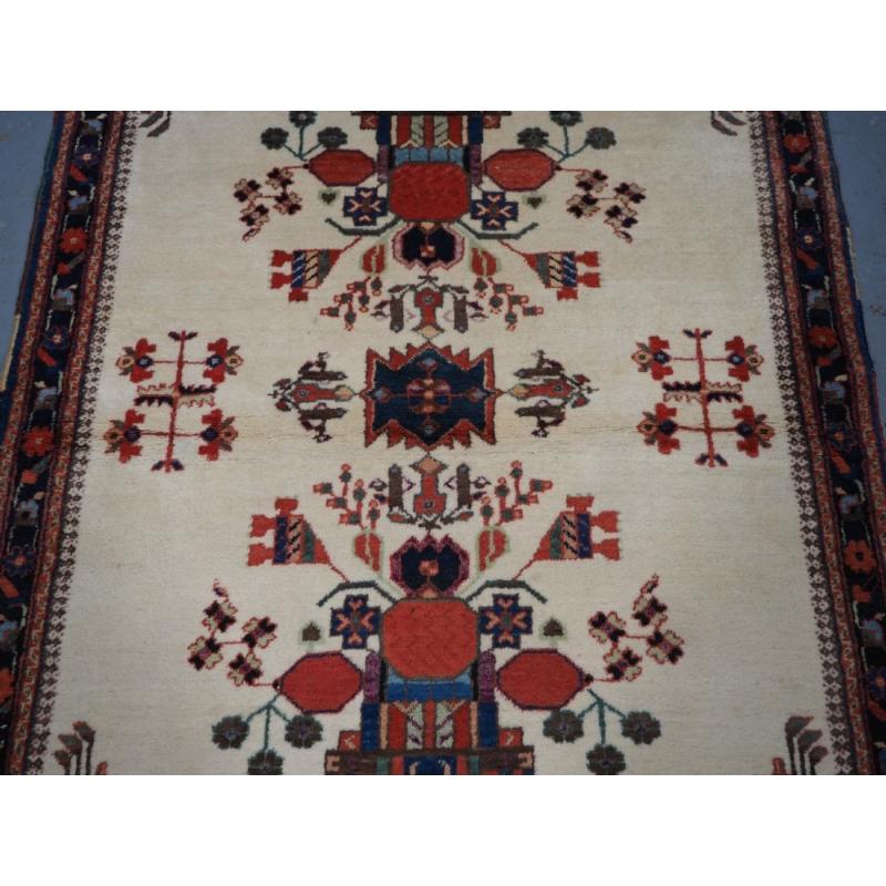 Antiker Afshar-Teppich mit elfenbeinfarbenem Grund und Vasendesign, um 1920 im Zustand „Hervorragend“ im Angebot in Moreton-In-Marsh, GB
