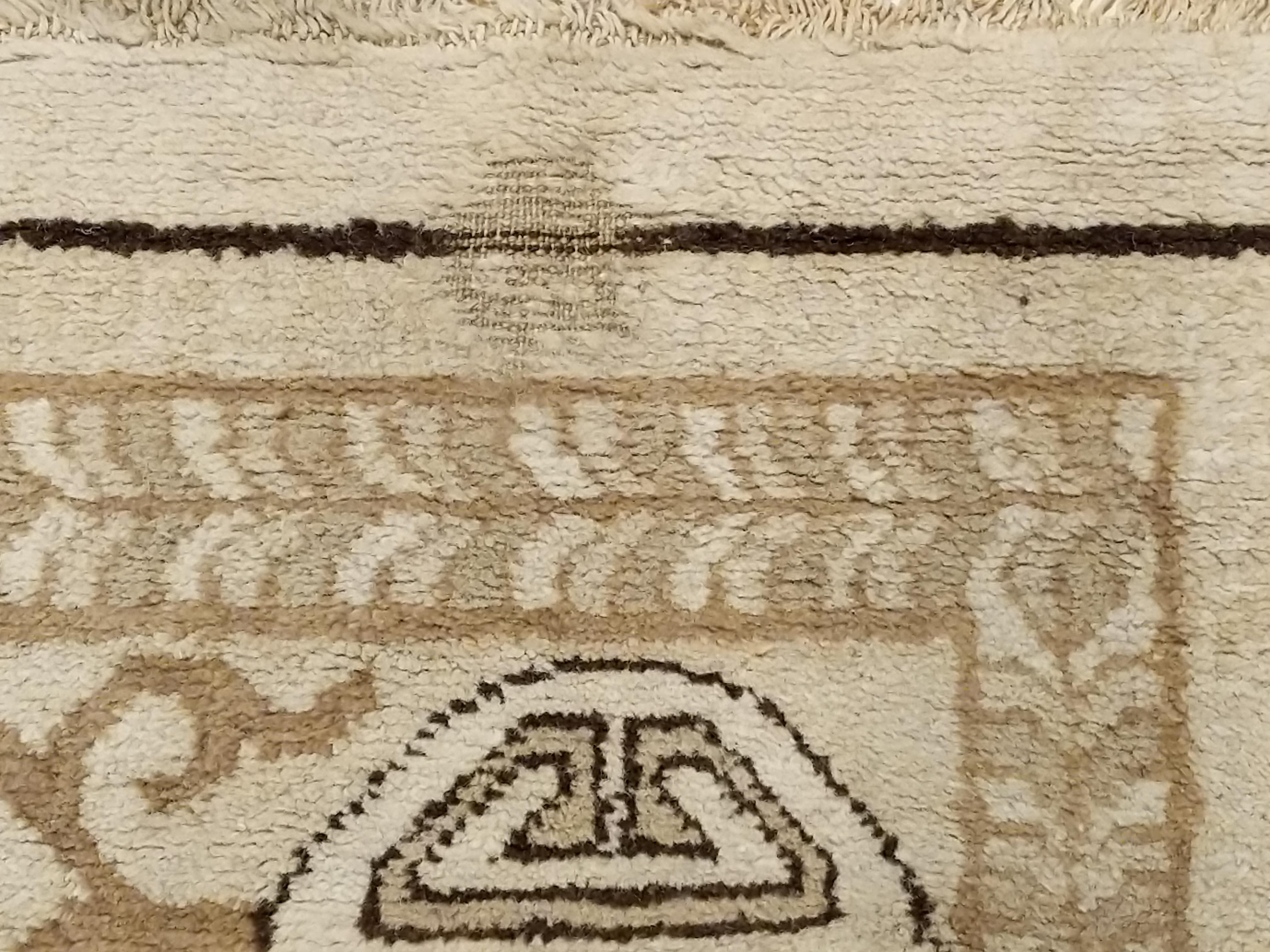 Antique Ivory Indochine Rug with Stylised Pattern and Cartouche Border For Sale 1