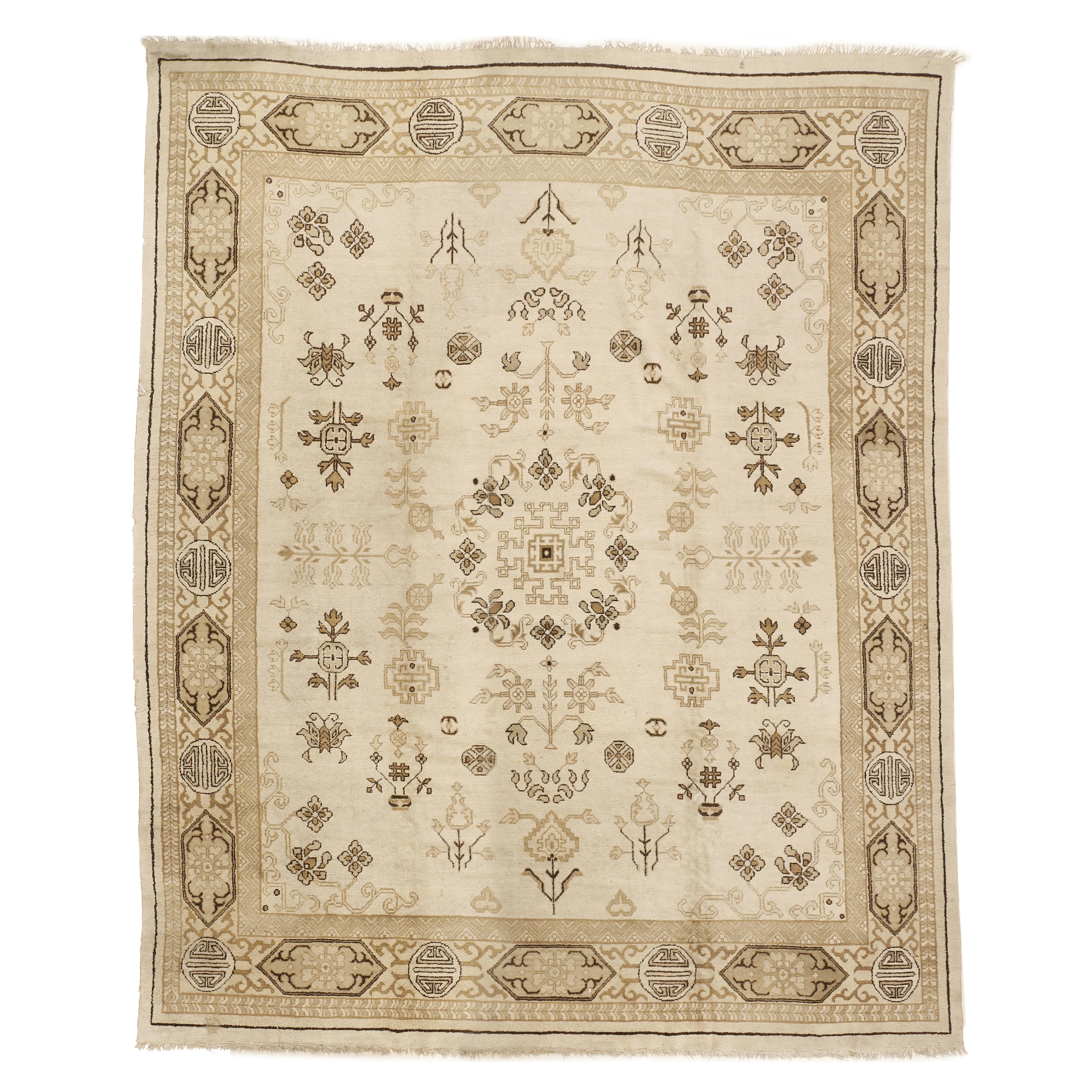 Antiker elfenbeinfarbener Indochine-Teppich mit stilisiertem Muster und Kartuschenbordüre im Angebot 5