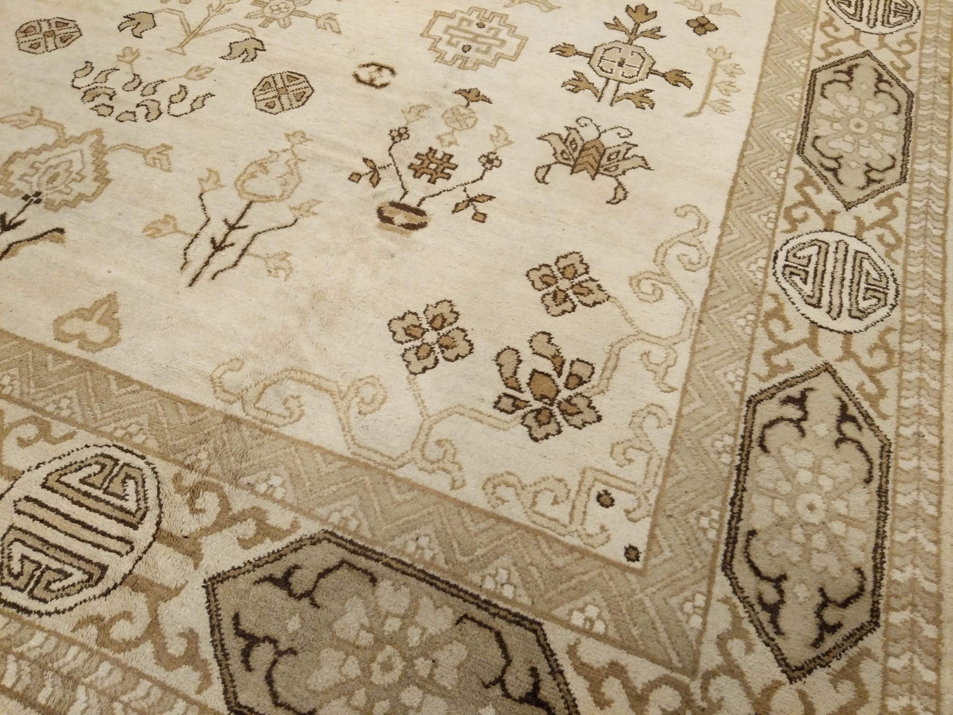 Eine bestimmte Gruppe nordindischer Teppiche ist von antiken chinesischen Webarbeiten inspiriert und wird oft als Indochine bezeichnet. Hier sehen wir eine sehr subtile Farbpalette auf elfenbeinfarbenem Hintergrund, mit einem Muster, das genau in
