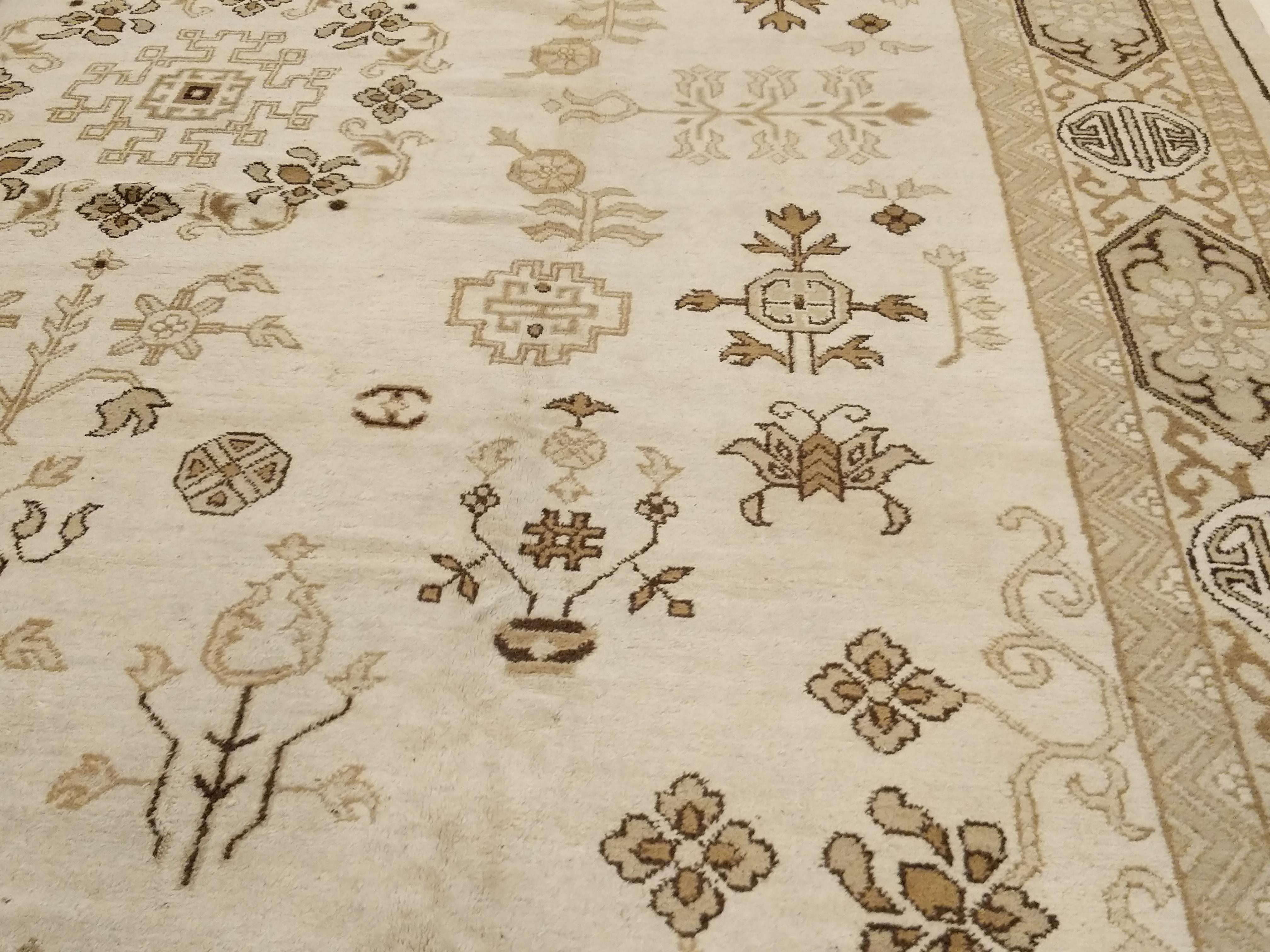 Antiker elfenbeinfarbener Indochine-Teppich mit stilisiertem Muster und Kartuschenbordüre (Chinoiserie) im Angebot