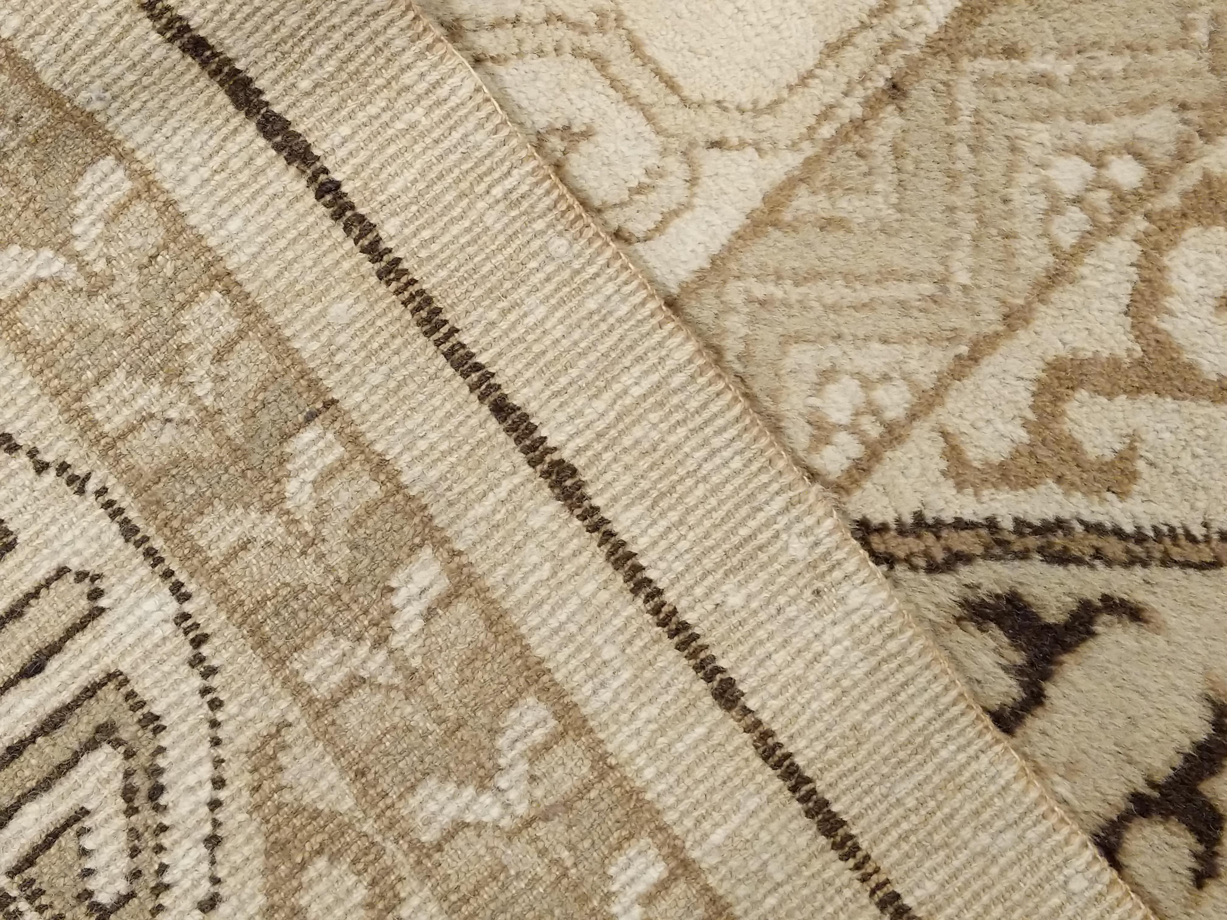 Antiker elfenbeinfarbener Indochine-Teppich mit stilisiertem Muster und Kartuschenbordüre (Indisch) im Angebot