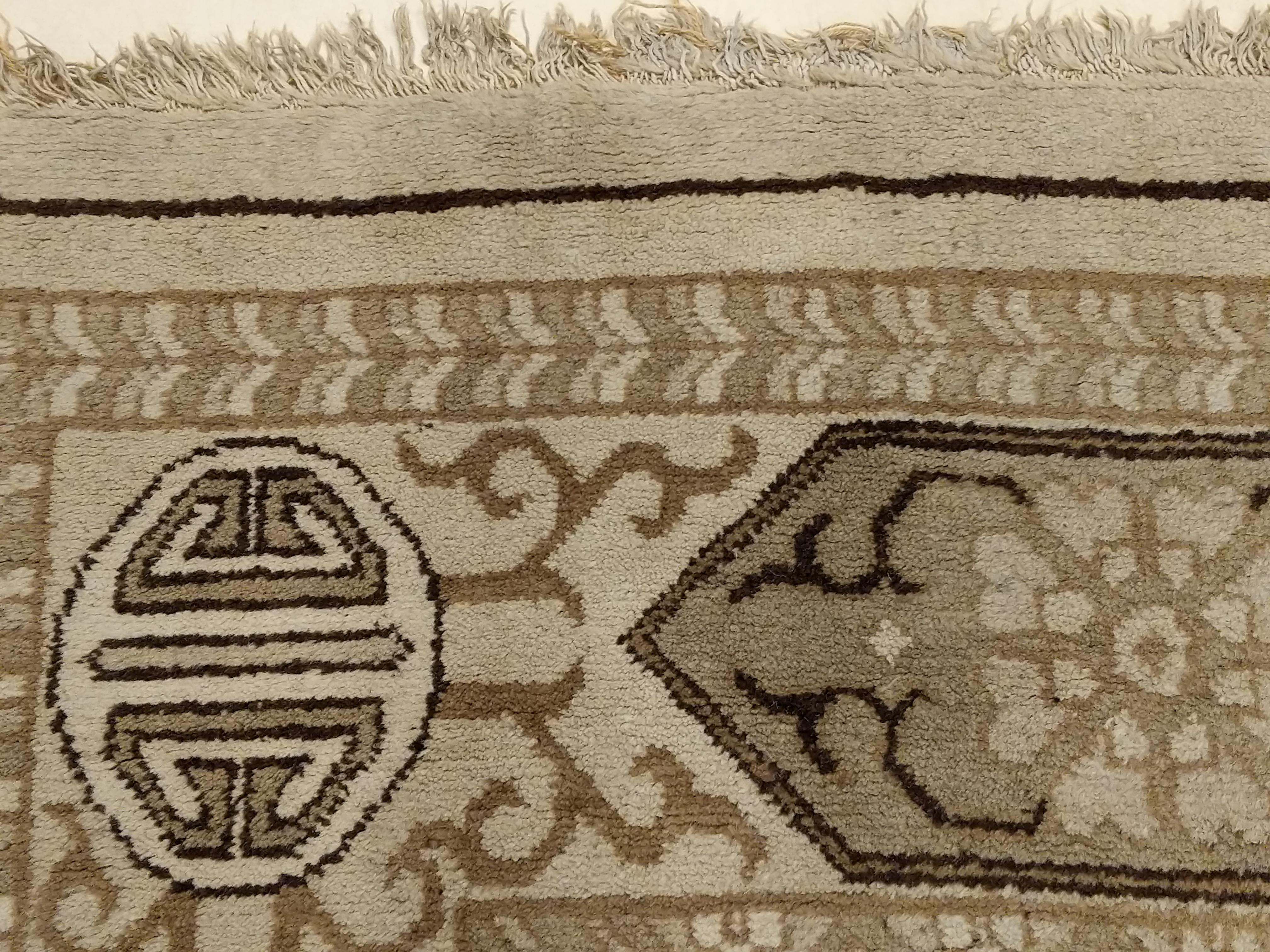 Antiker elfenbeinfarbener Indochine-Teppich mit stilisiertem Muster und Kartuschenbordüre (Handgeknüpft) im Angebot