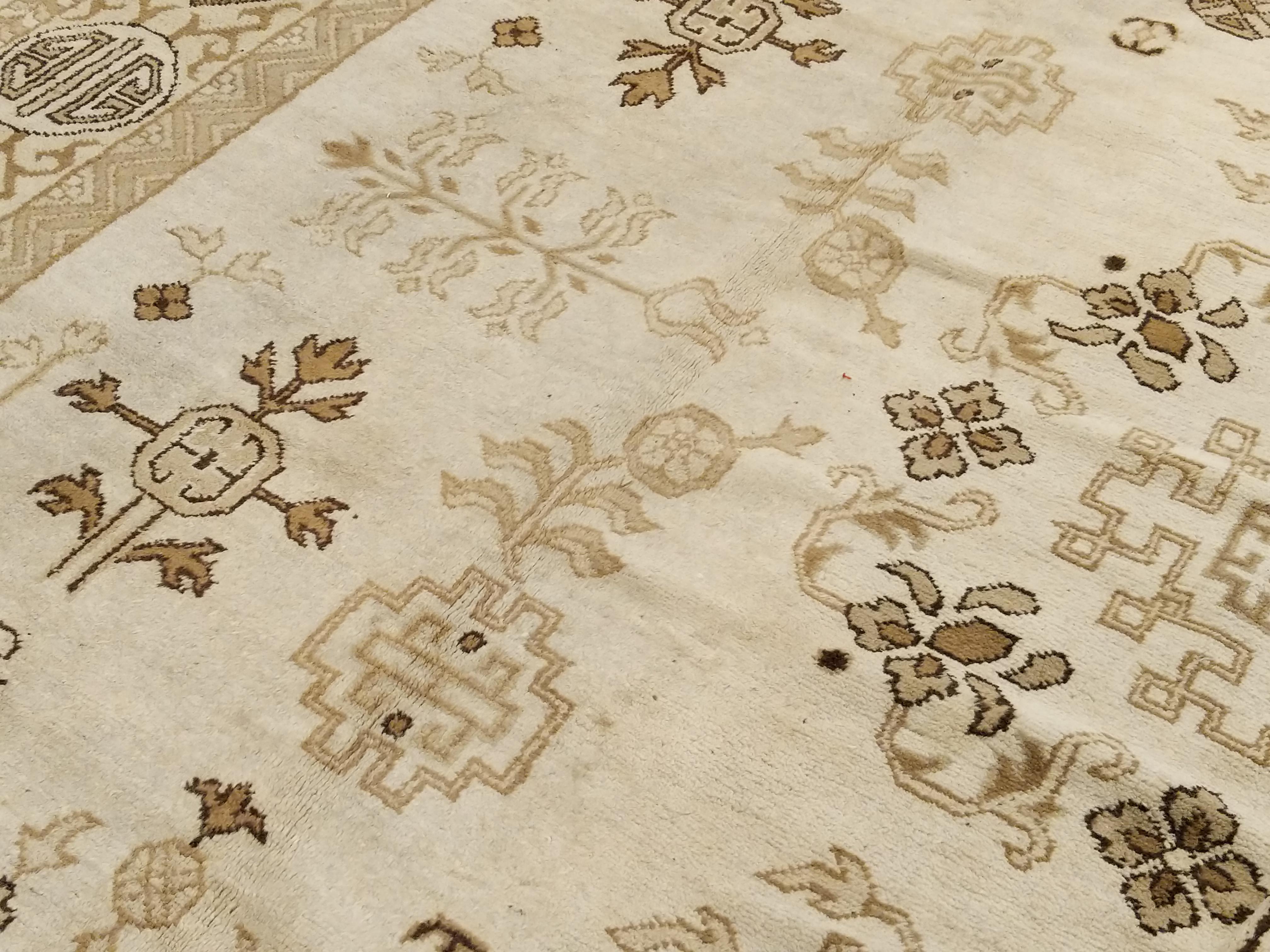 Antiker elfenbeinfarbener Indochine-Teppich mit stilisiertem Muster und Kartuschenbordüre im Zustand „Gut“ im Angebot in Milan, IT