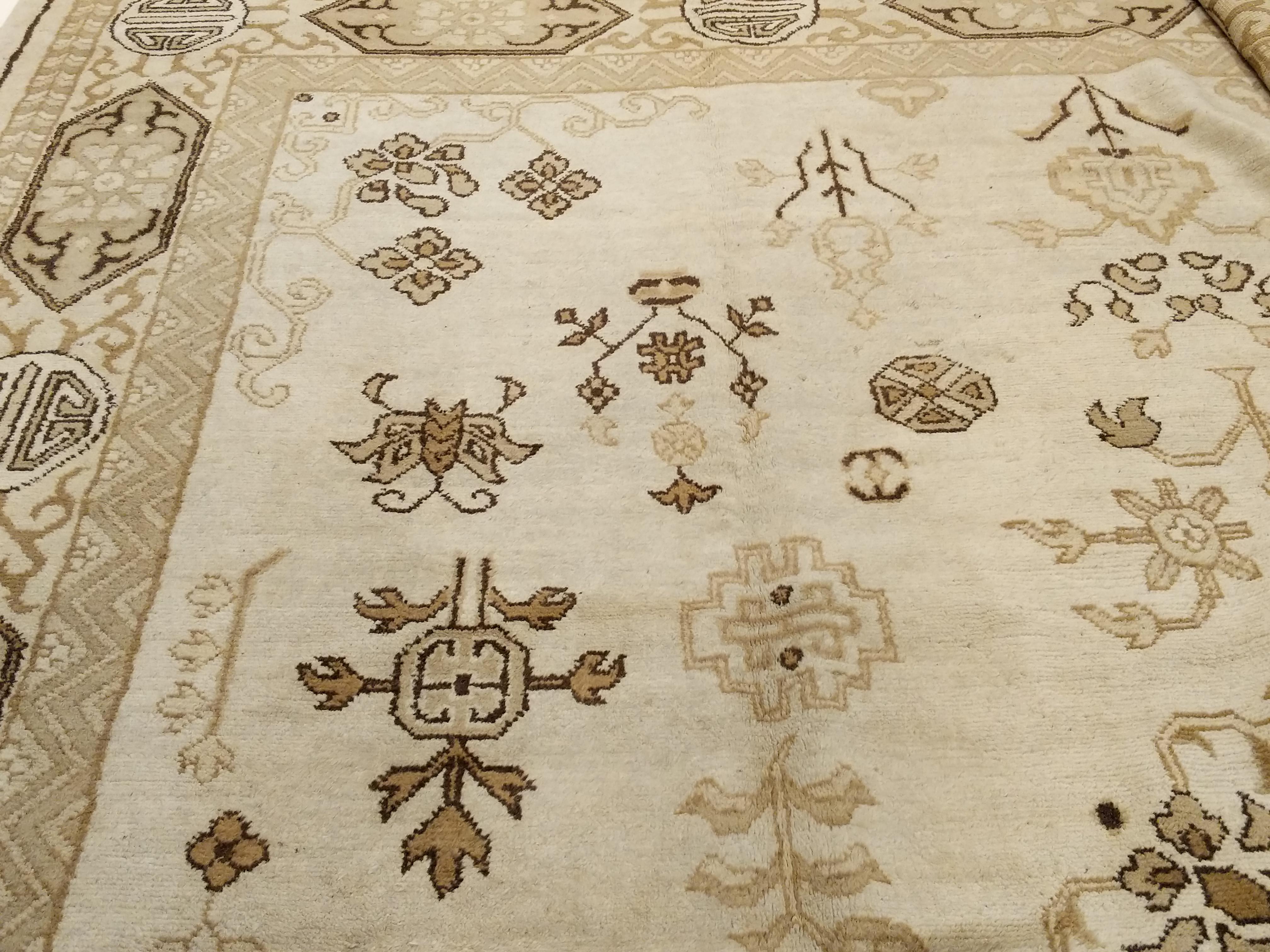 Antiker elfenbeinfarbener Indochine-Teppich mit stilisiertem Muster und Kartuschenbordüre (Wolle) im Angebot