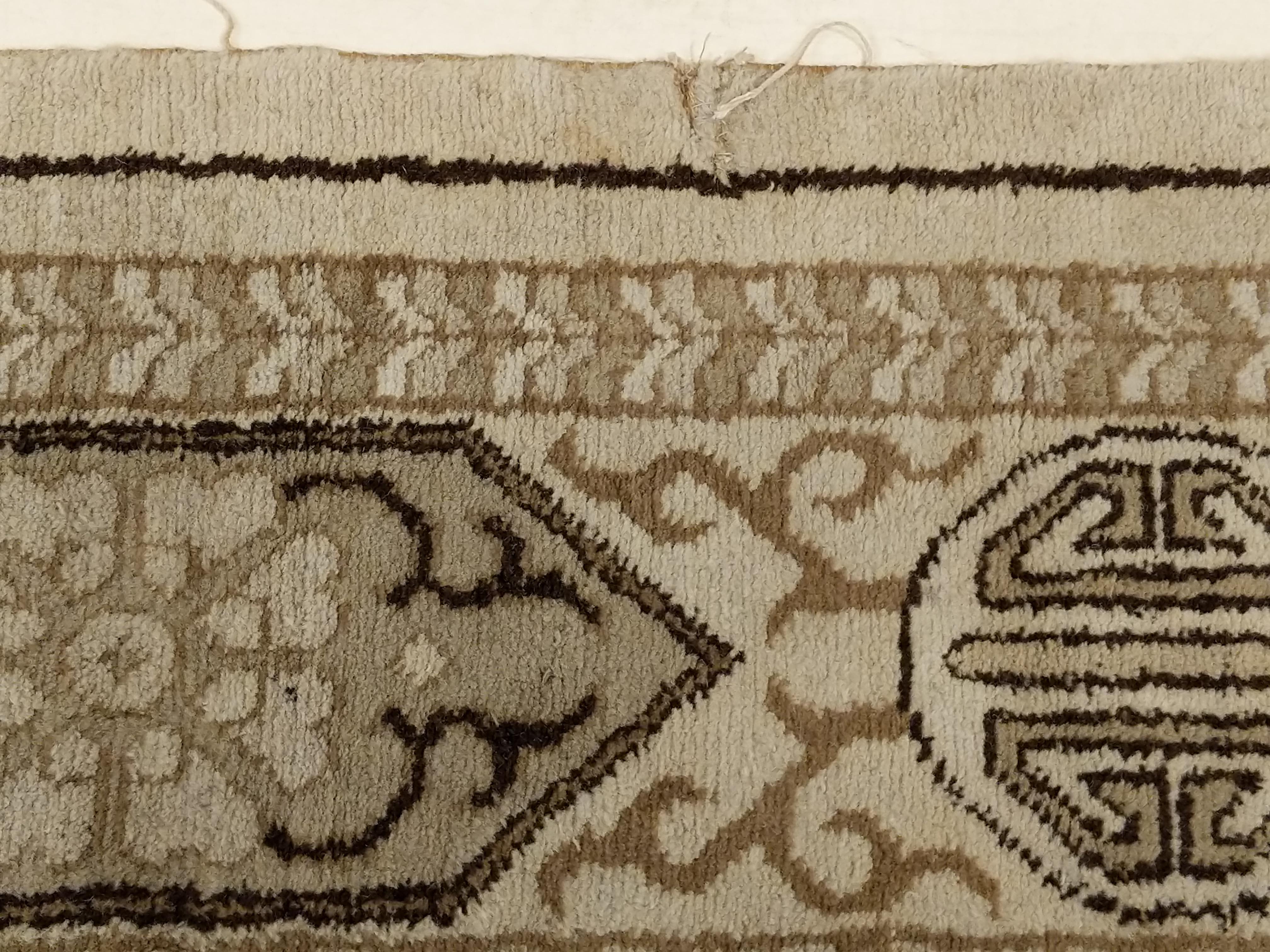 Antiker elfenbeinfarbener Indochine-Teppich mit stilisiertem Muster und Kartuschenbordüre im Angebot 1