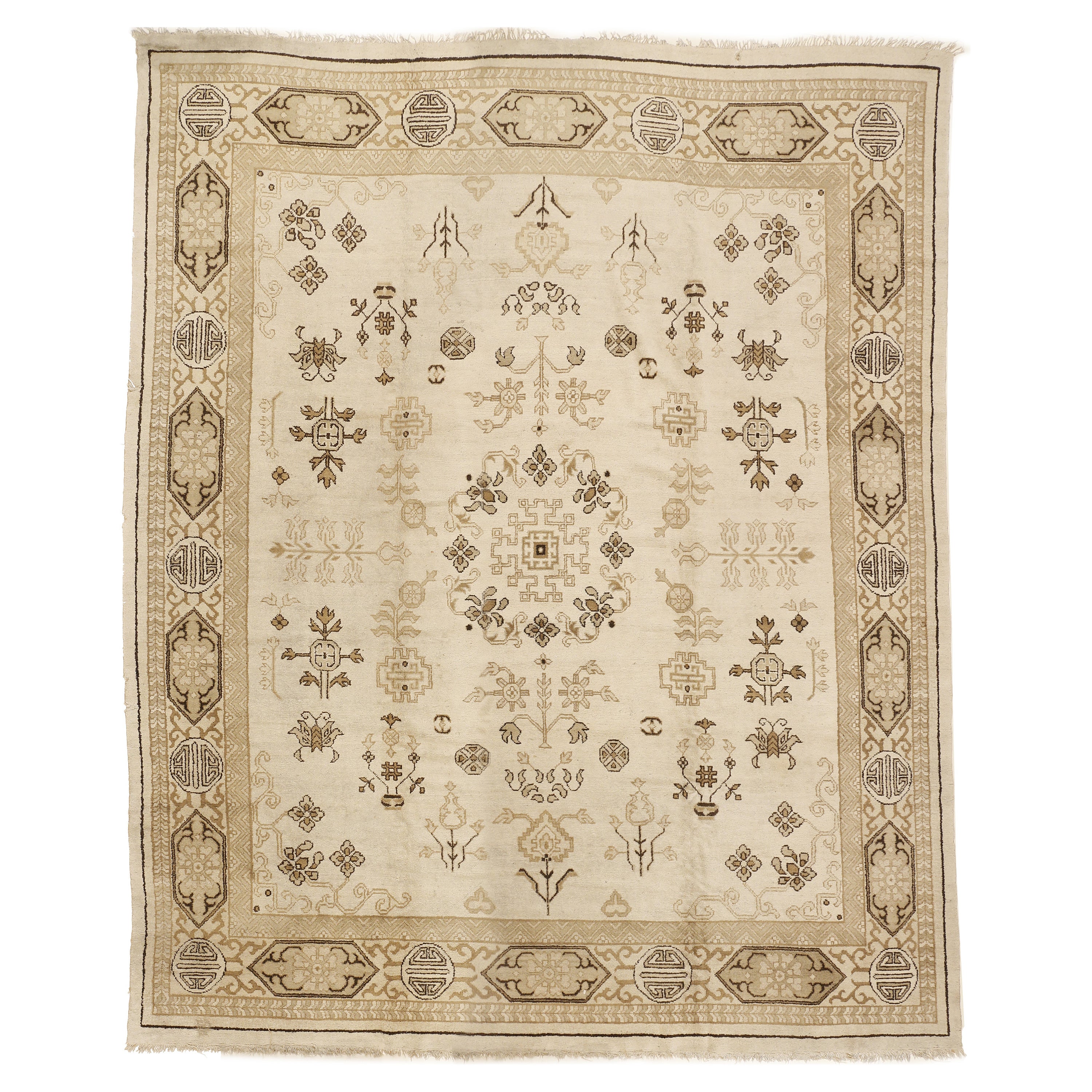 Tapis indochine d'antiquités ivoire avec motif stylisé et bordure en cartouche en vente
