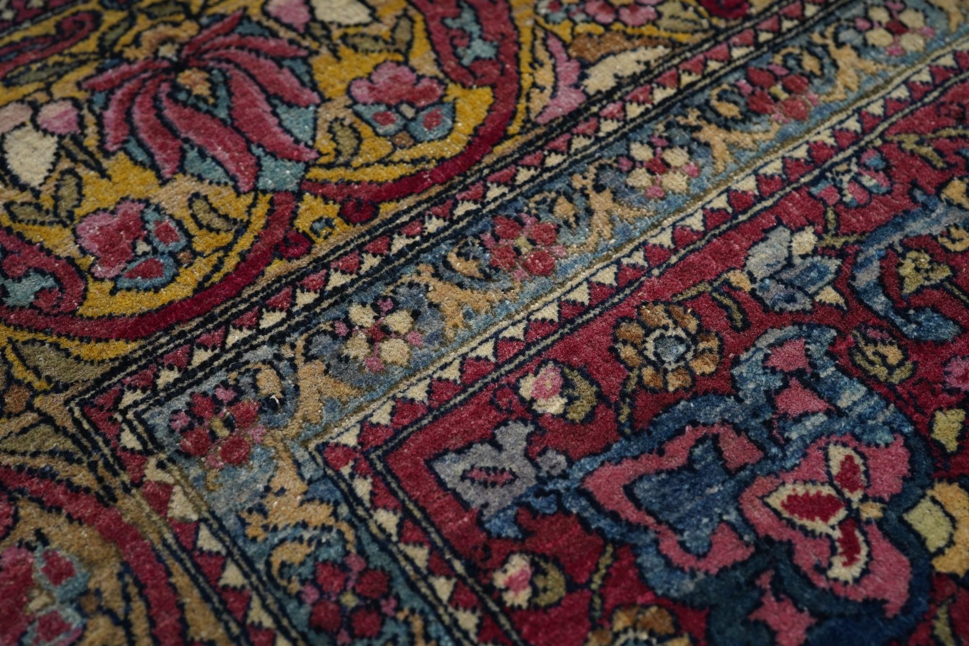 Antique Ivory Isfahan Rug 4'9'' x 7'0'' In Excellent Condition For Sale In New York, NY