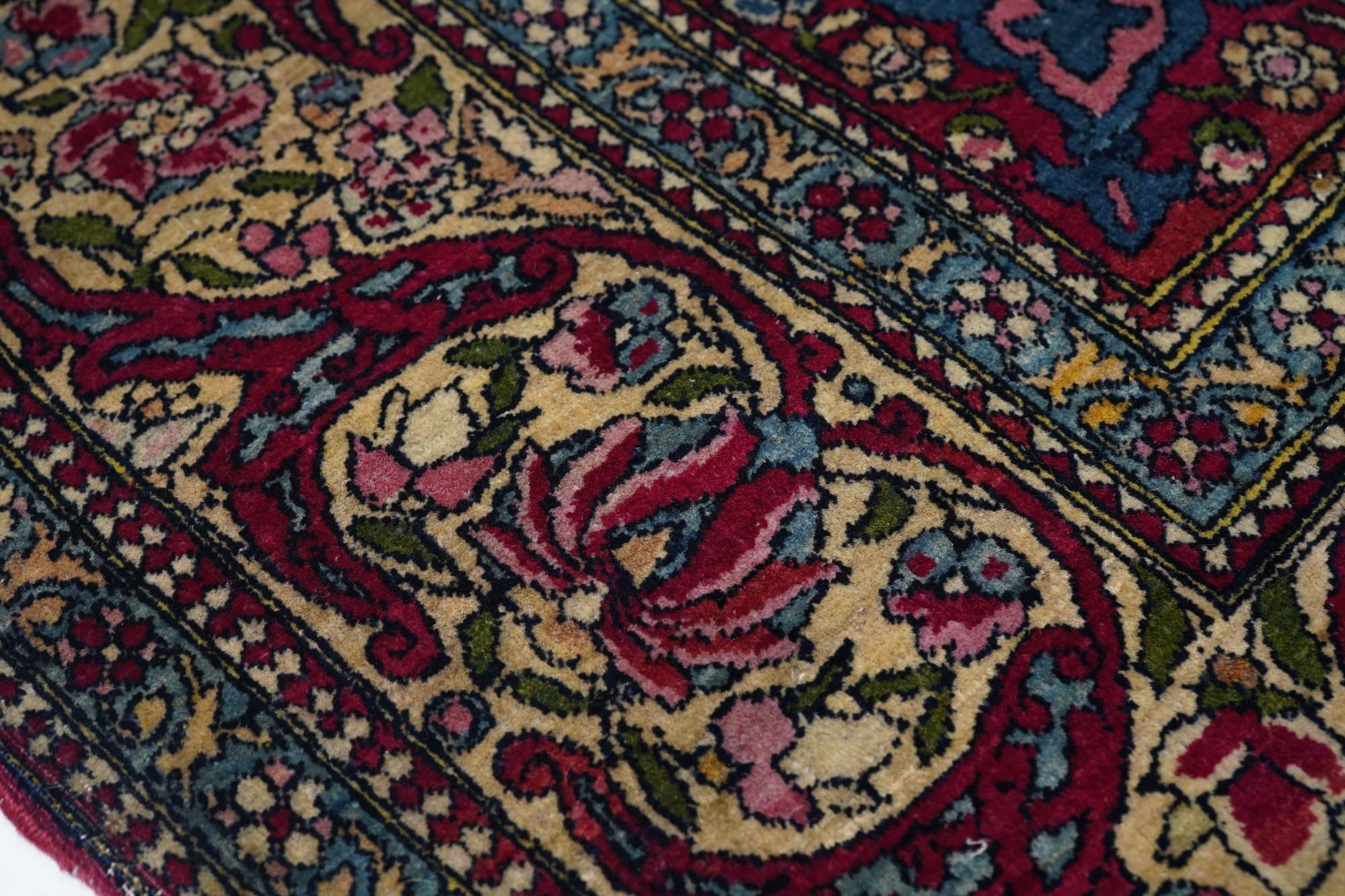 Early 20th Century Antique Ivory Isfahan Rug 4'9'' x 7'0'' For Sale