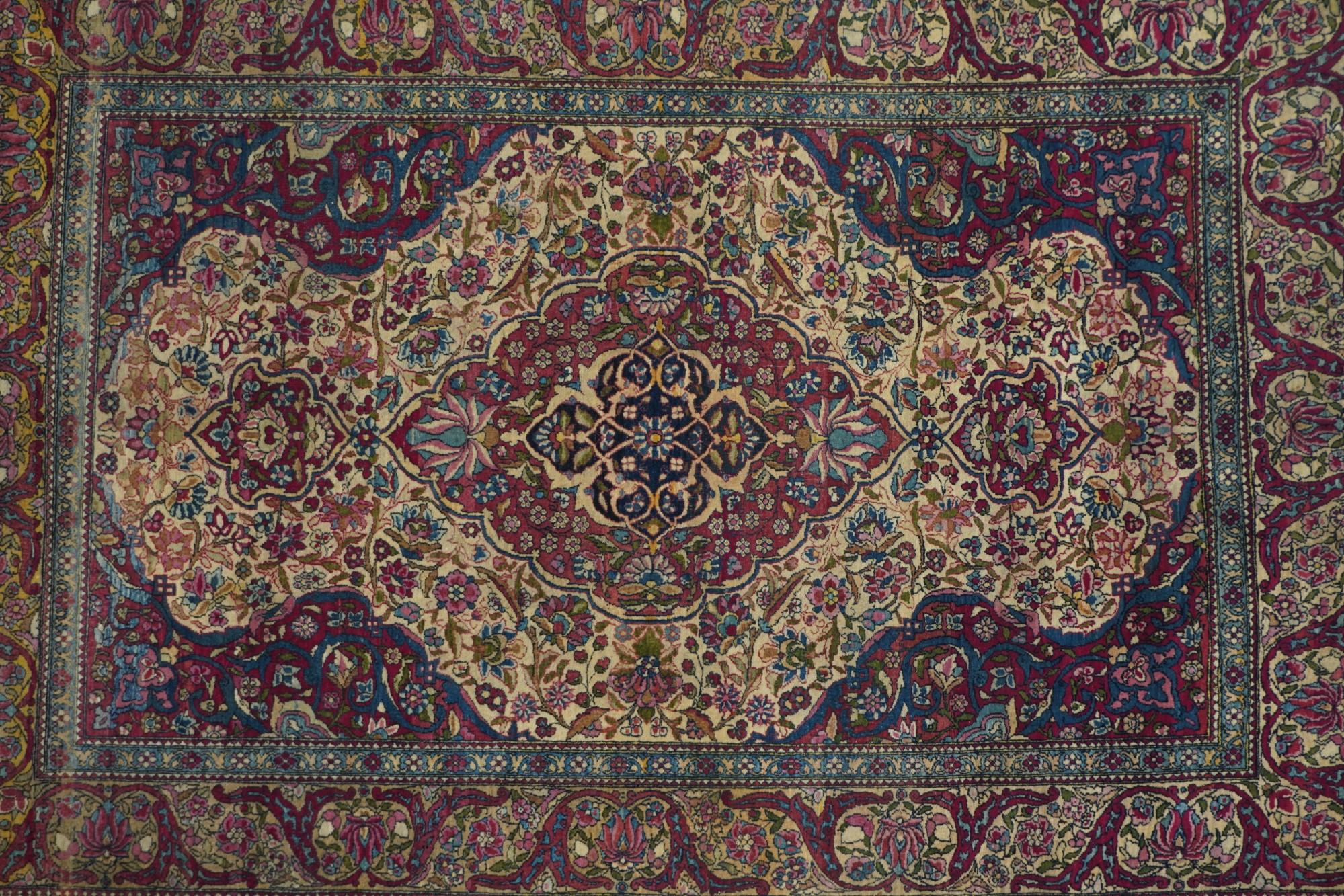 Antique Ivory Isfahan Rug 4'9'' x 7'0'' For Sale 1