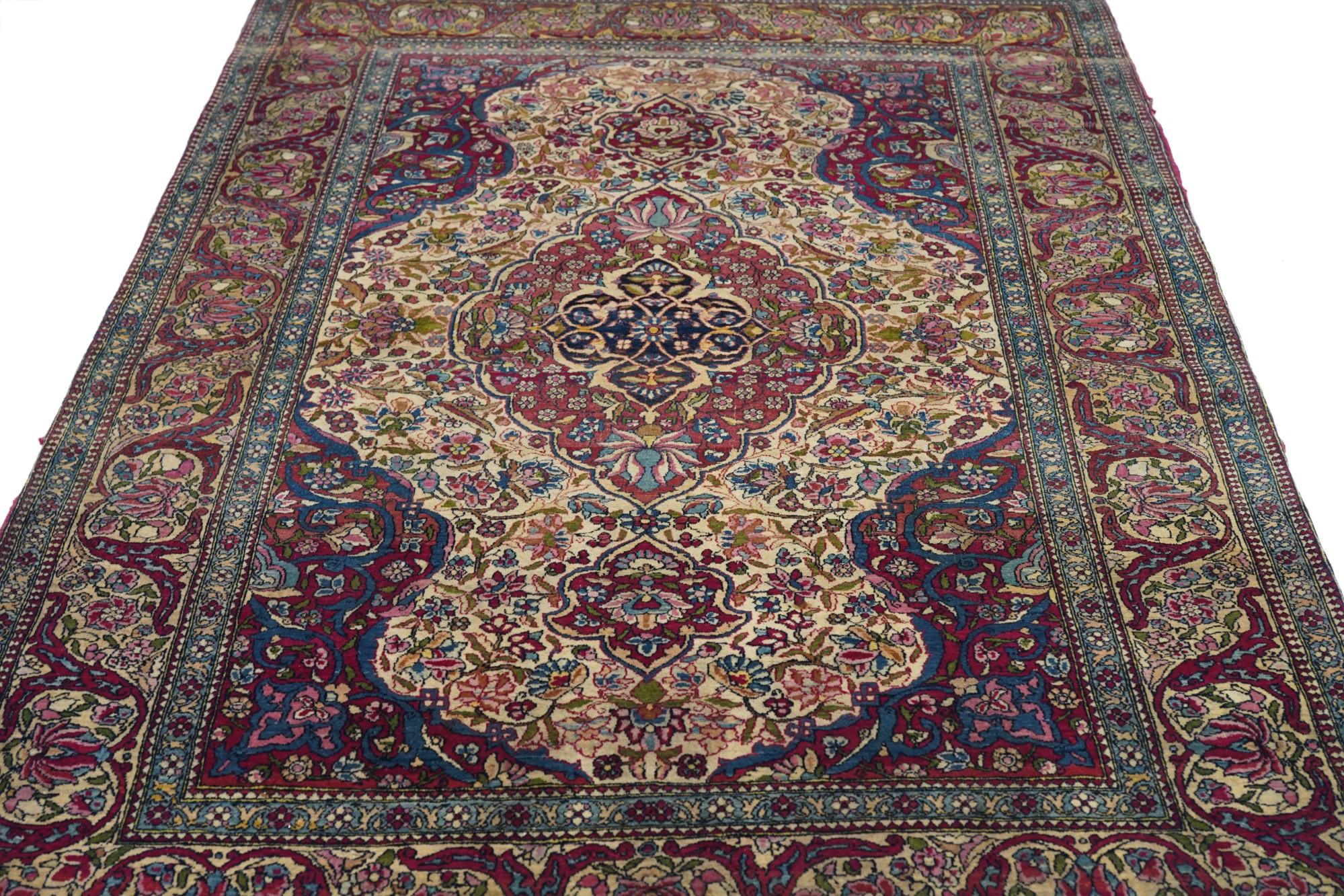 Antique Ivory Isfahan Rug 4'9'' x 7'0'' For Sale 2