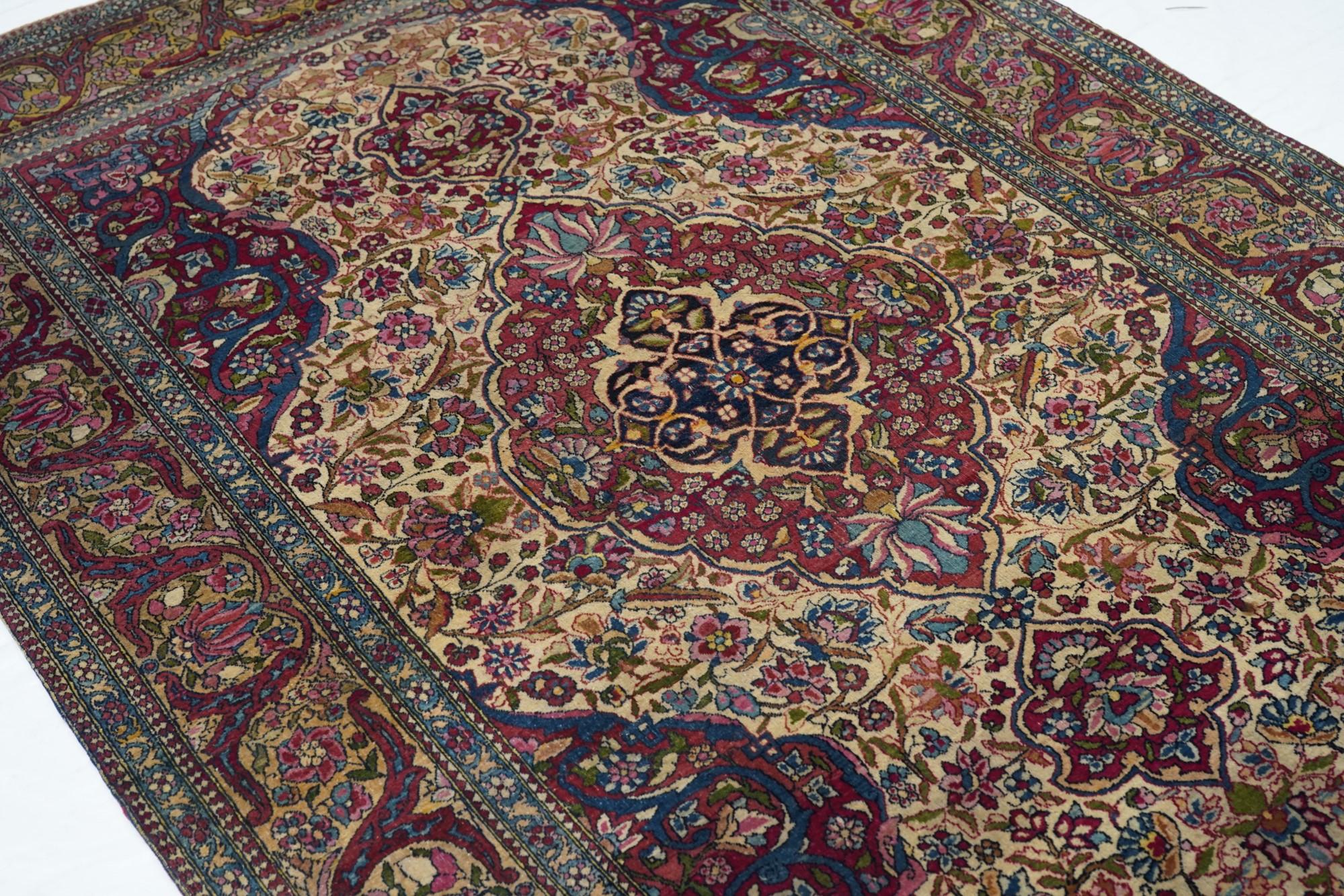 Antique Ivory Isfahan Rug 4'9'' x 7'0'' For Sale 3